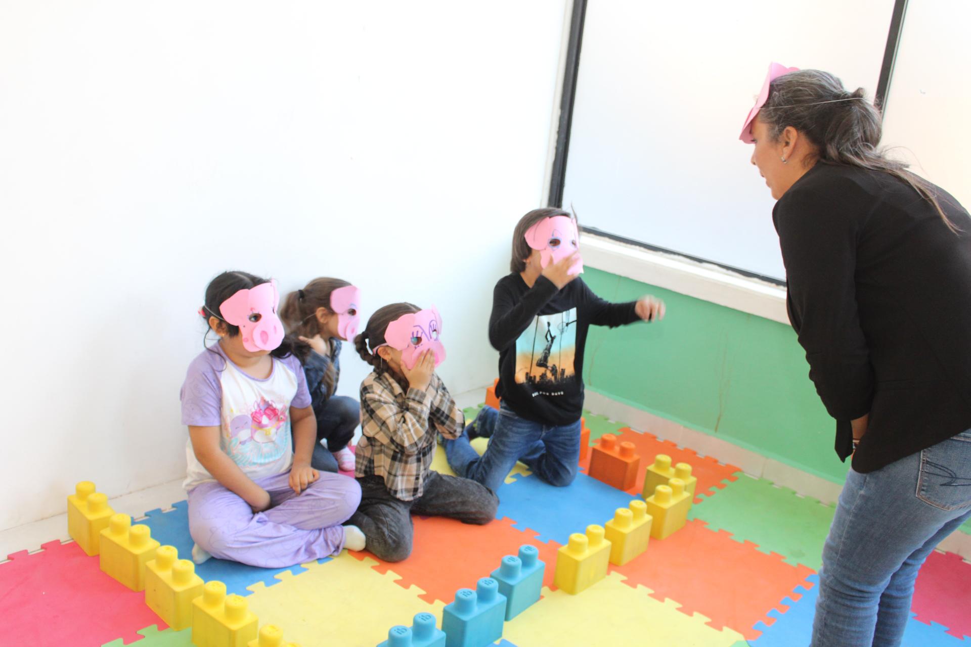 $!Los pequeños asistentes jugaron con la cuentacuentos y responsable del taller, Maury Rubio.