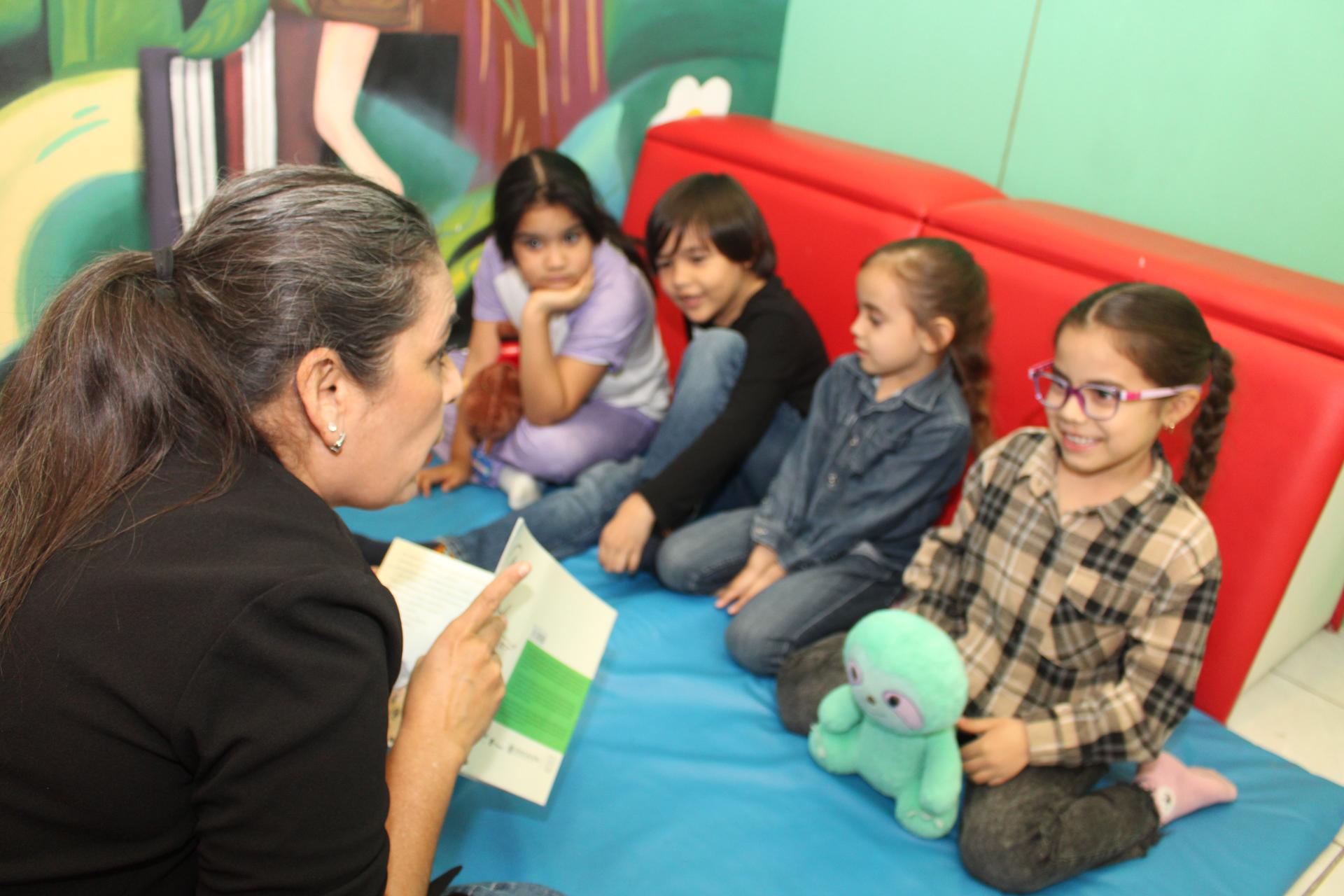 $!La encargada del taller les compartió la historia de un Lobo feroz hambriento.