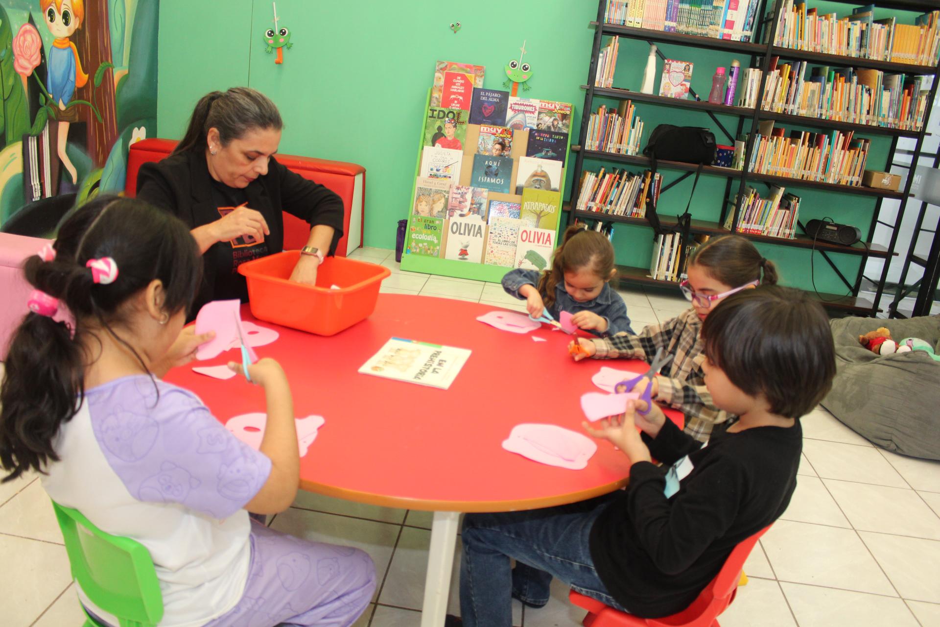 $!Después de la lectura realizaron una actividad artística.