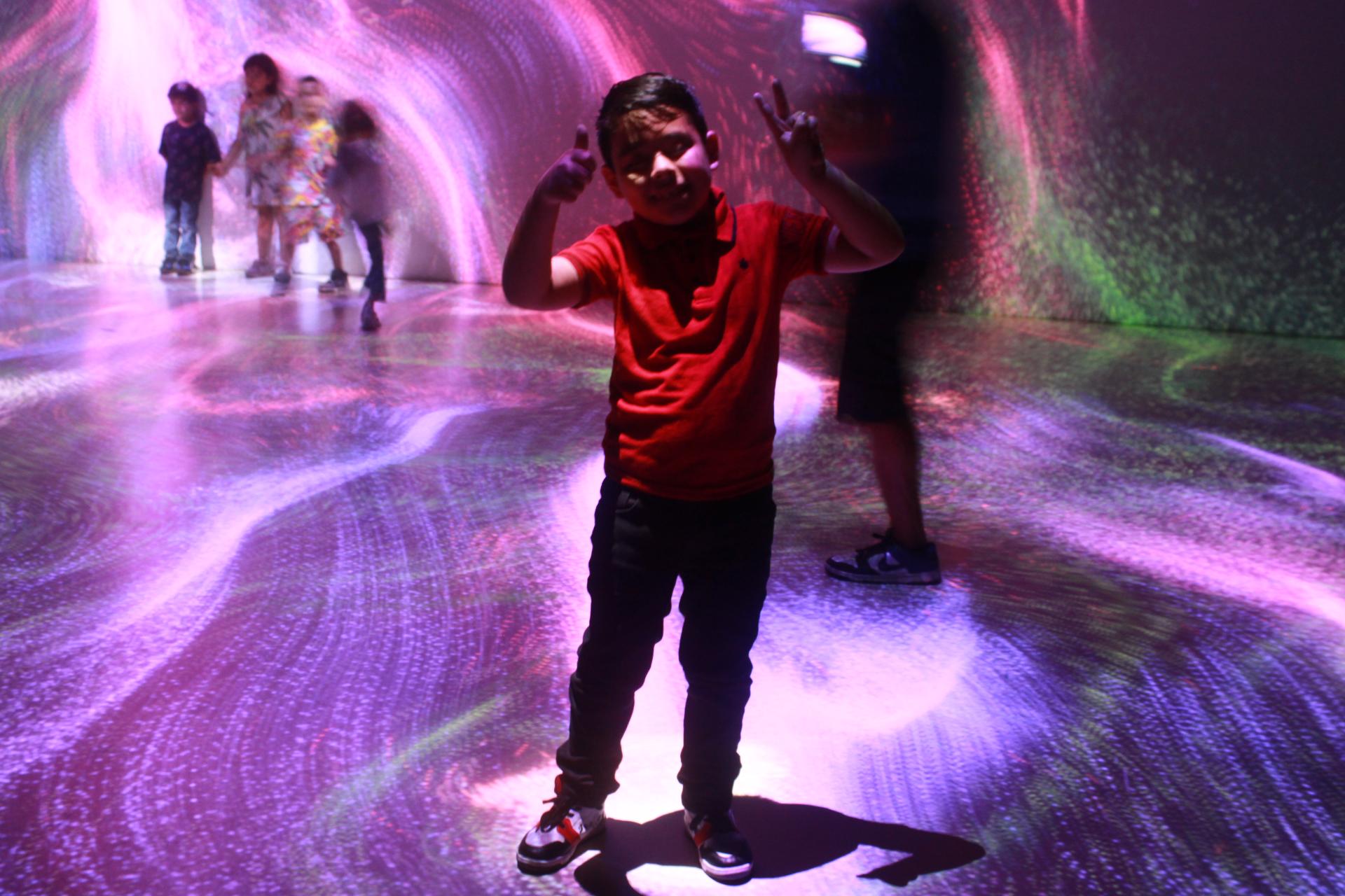$!La experiencia en el cubo negro fue inmersiva, al sumergirse en los colores del universo.