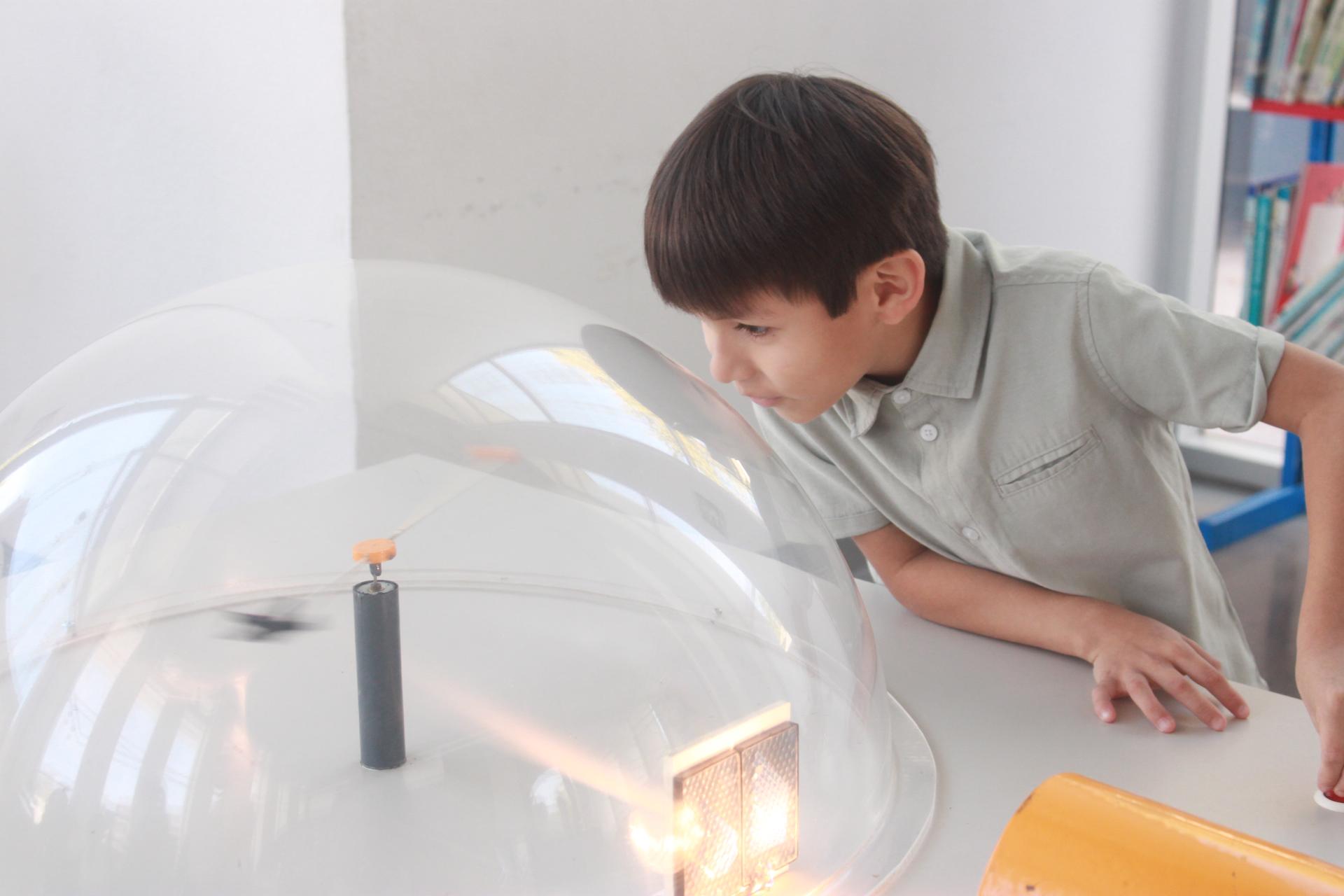 $!Los pequeños participaron en diferentes experimentos físicos.