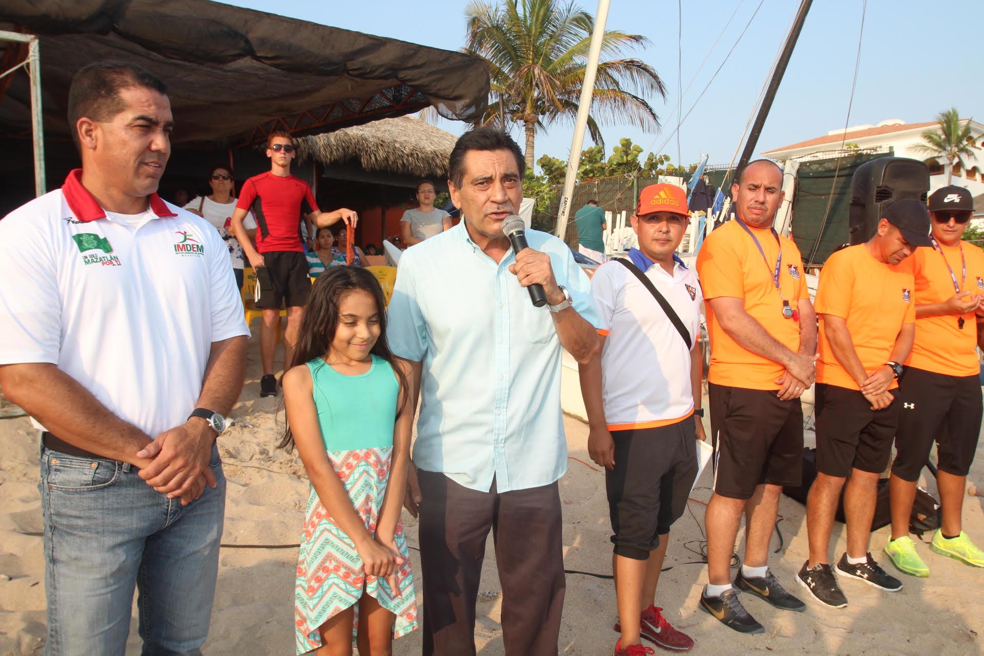 $!Inauguración del Torneo de Futbol Playa. Víctor Robles junto a su hija Érika.