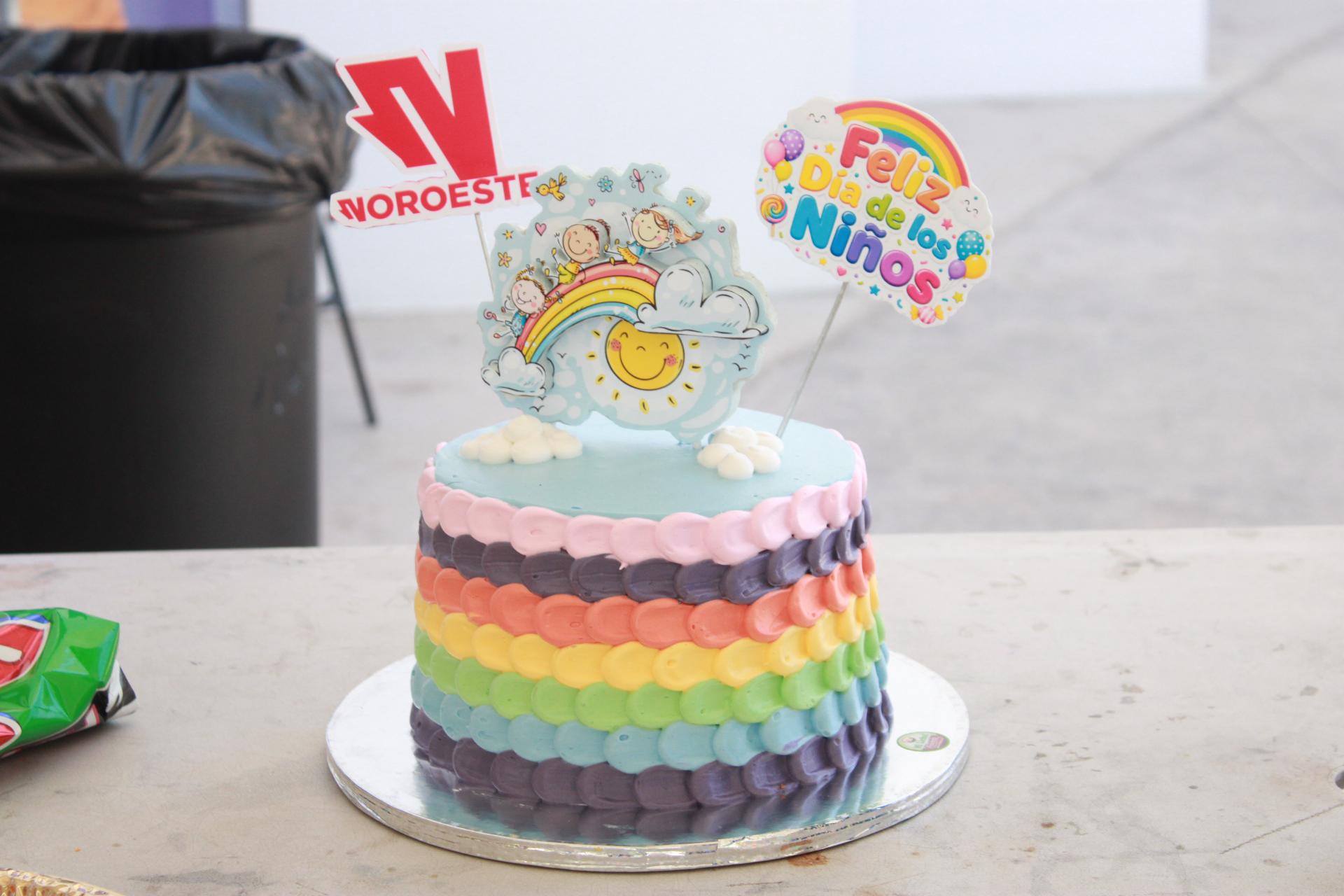 $!Un pastel casero arcoíris de Pastelería Mi Licha disfrutaron los asistentes.