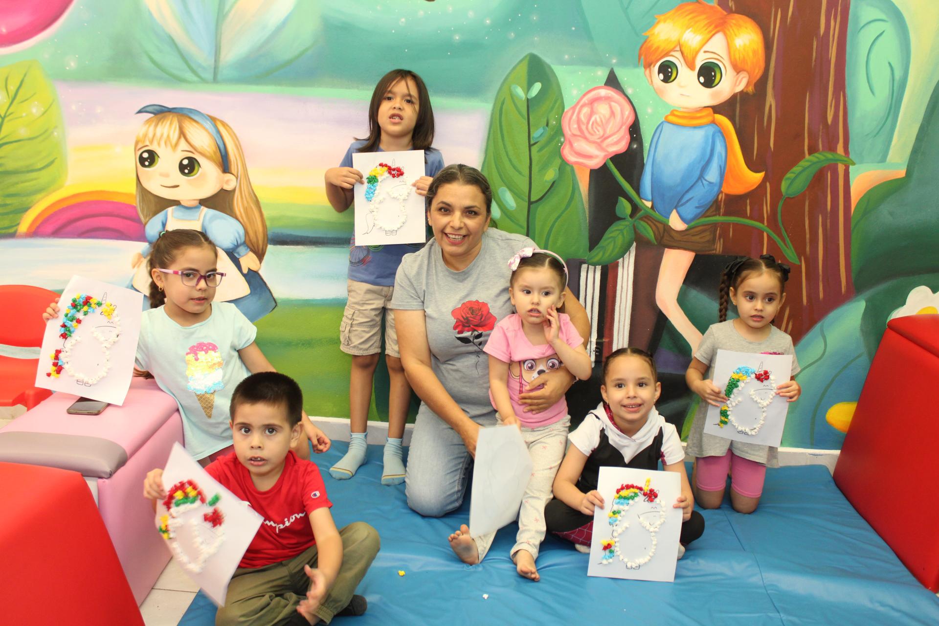 $!Los pequeños alumnos muestran sus trabajos finales.