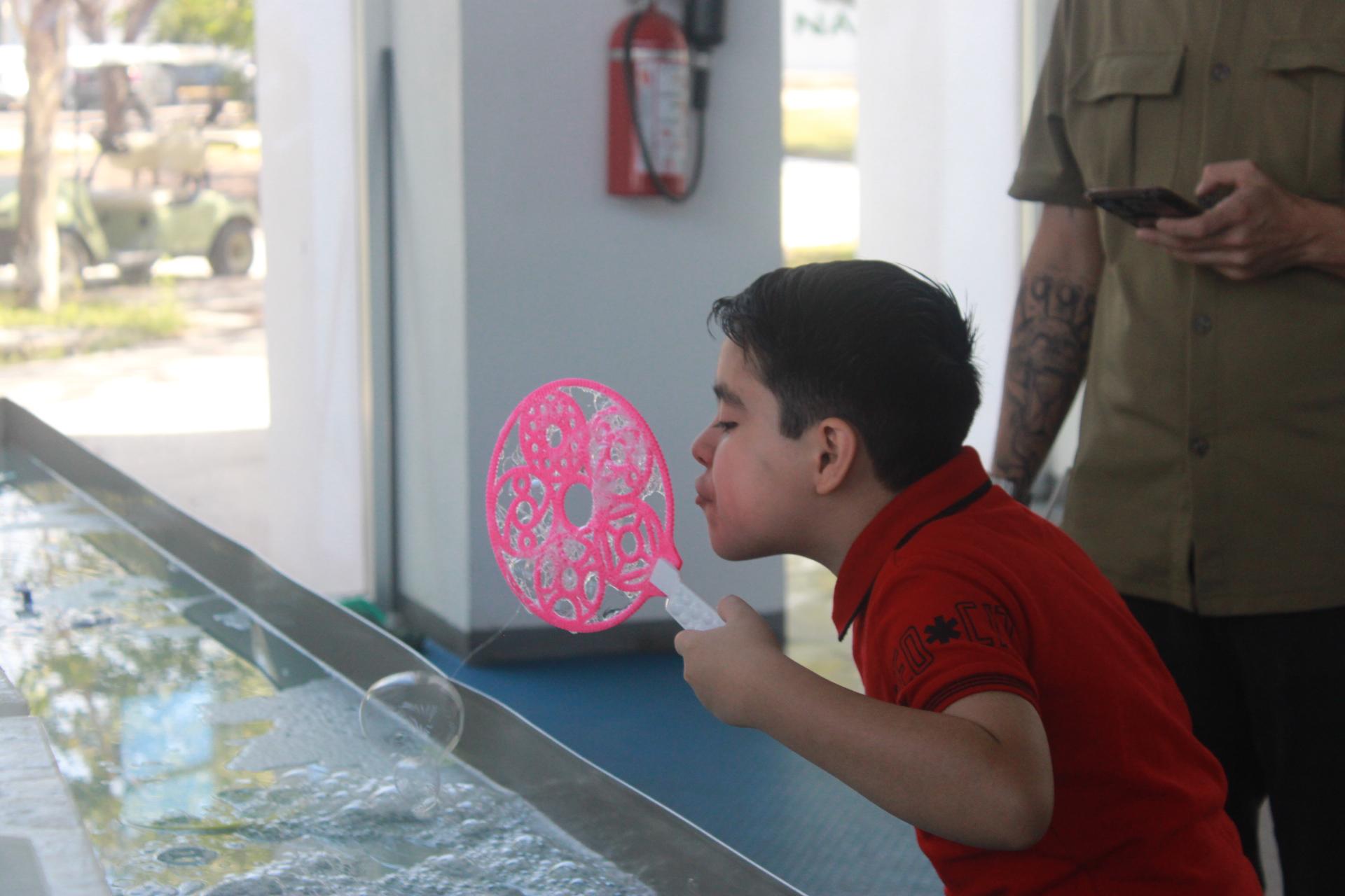 $!Los pequeños experimentaron los principios de la física y la química con las burbujas de jabón.
