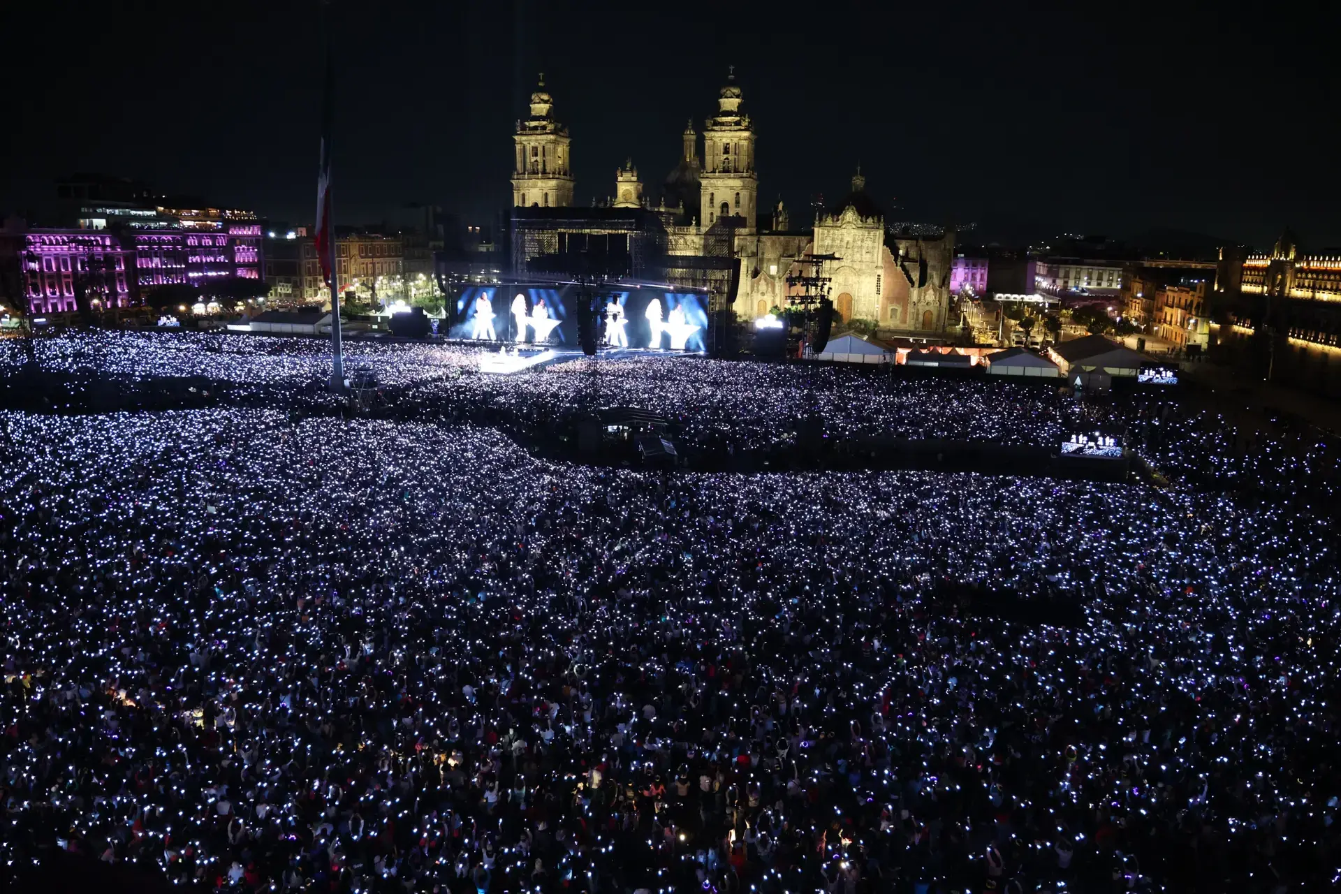 $!Shakira rompe el récord de asistencia: calculan 400,000 asistentes a su concierto en el Zócalo