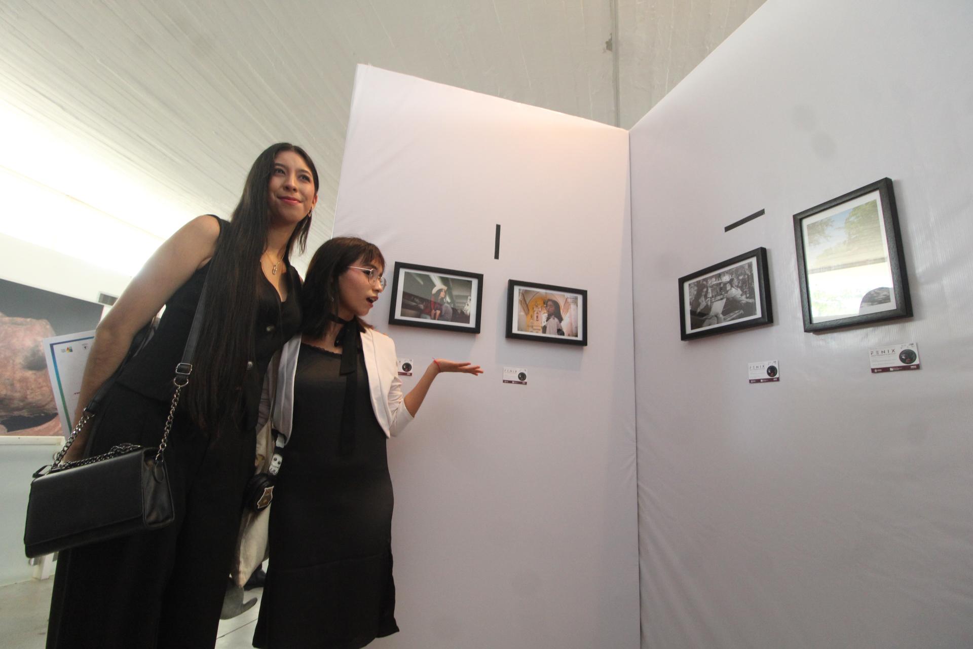 $!Alumnas posan junto a sus trabajos.