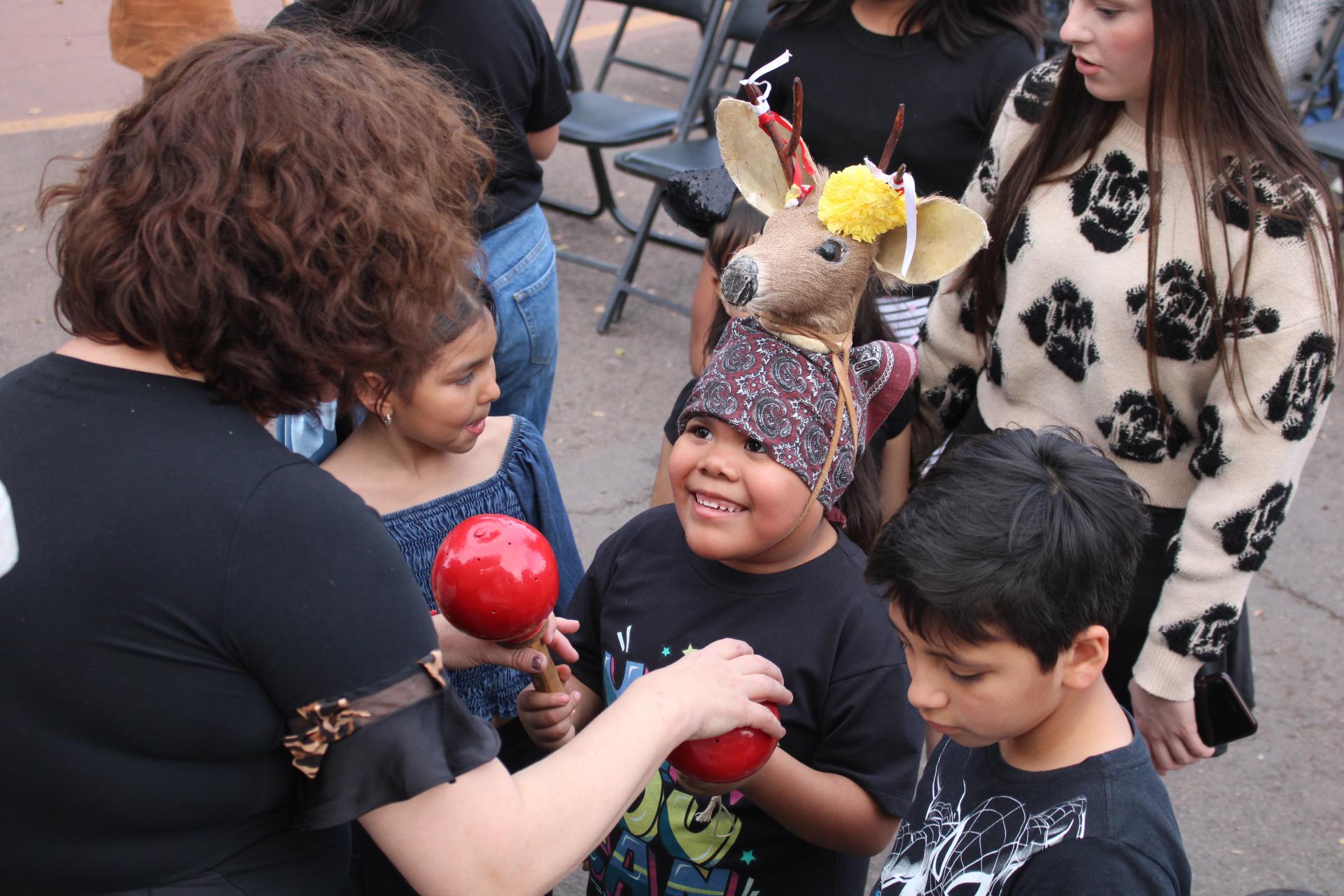$!Los niños entusiasmados probaron ponerse la cabeza de venado.