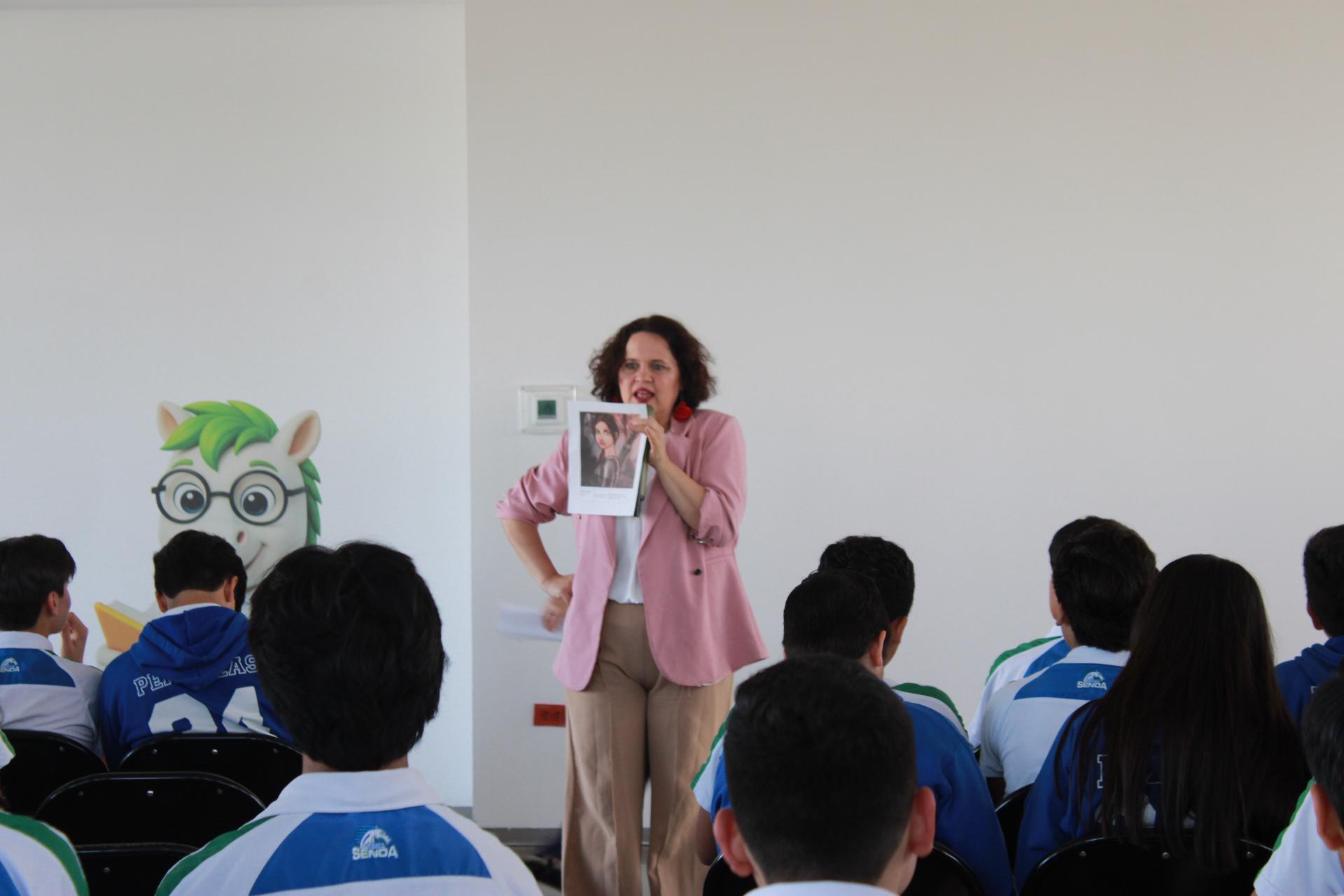 $!Georgina Martínez ofreció un taller literario.