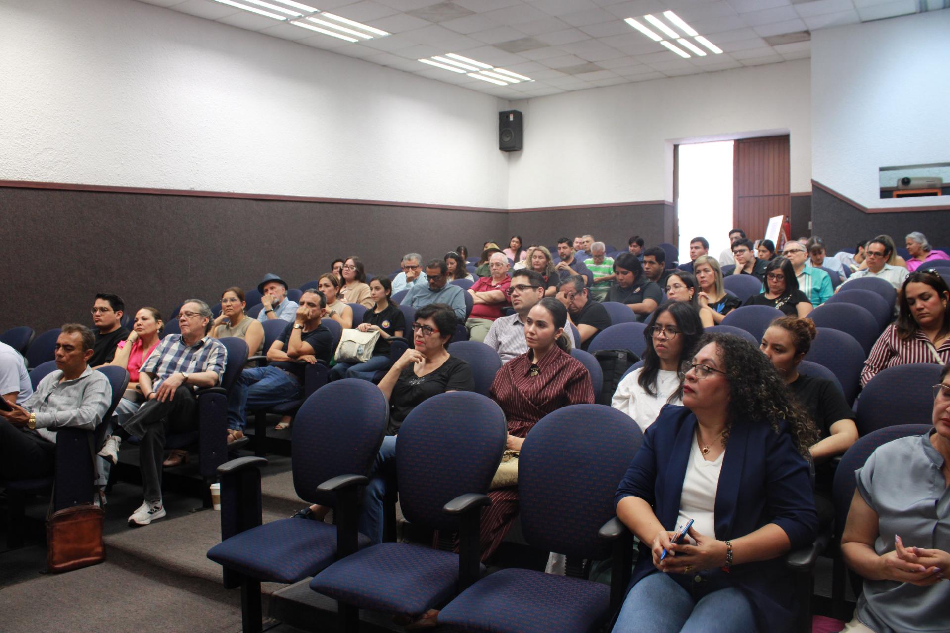 $!El público escuchó atento a los comentaristas.