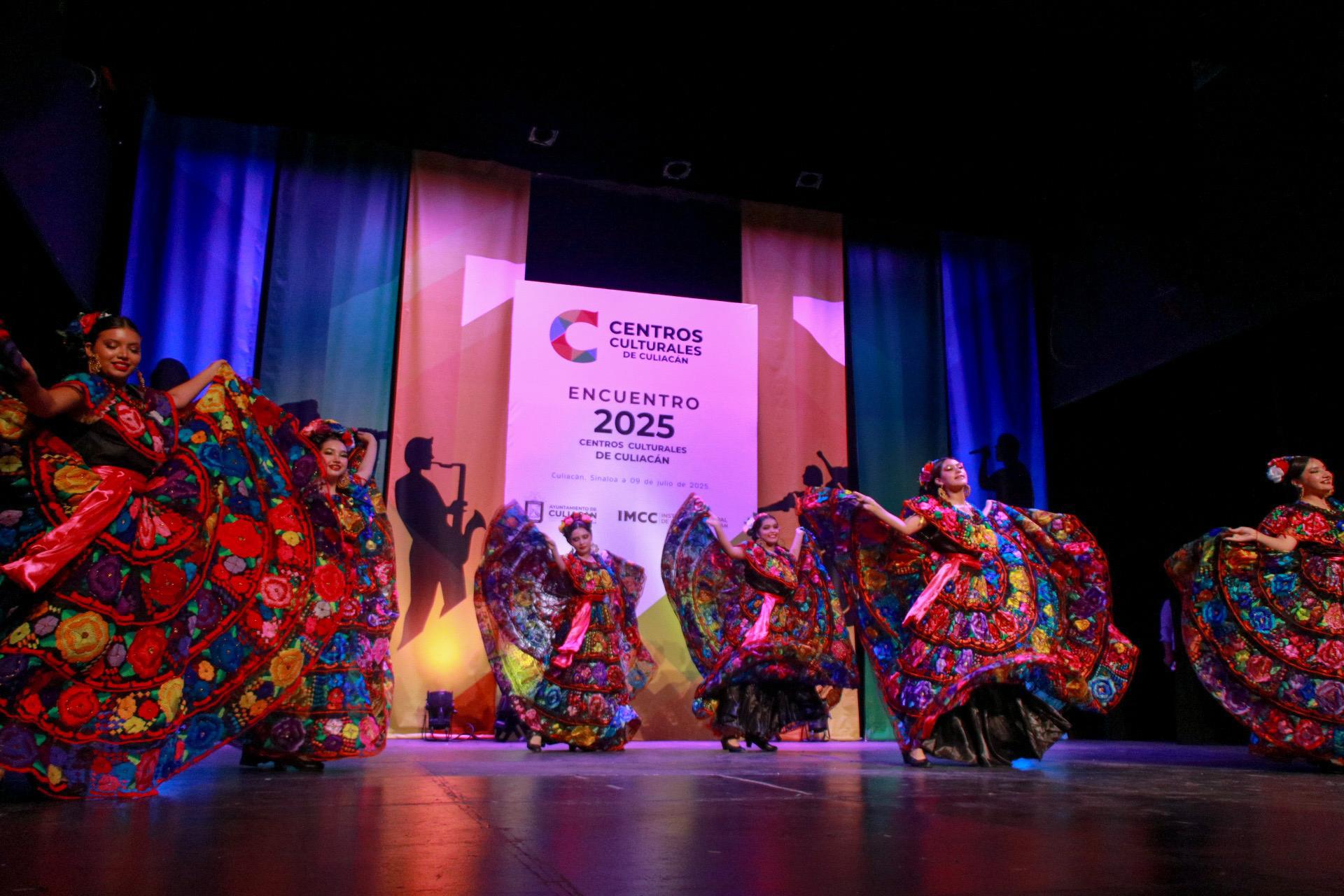 $!Coloridas coreografías se presentan en el escenario.