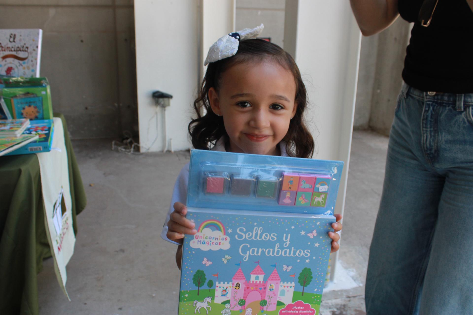 $!Los más pequeños se interesaron por libros llenos de imágenes, color y actividades.