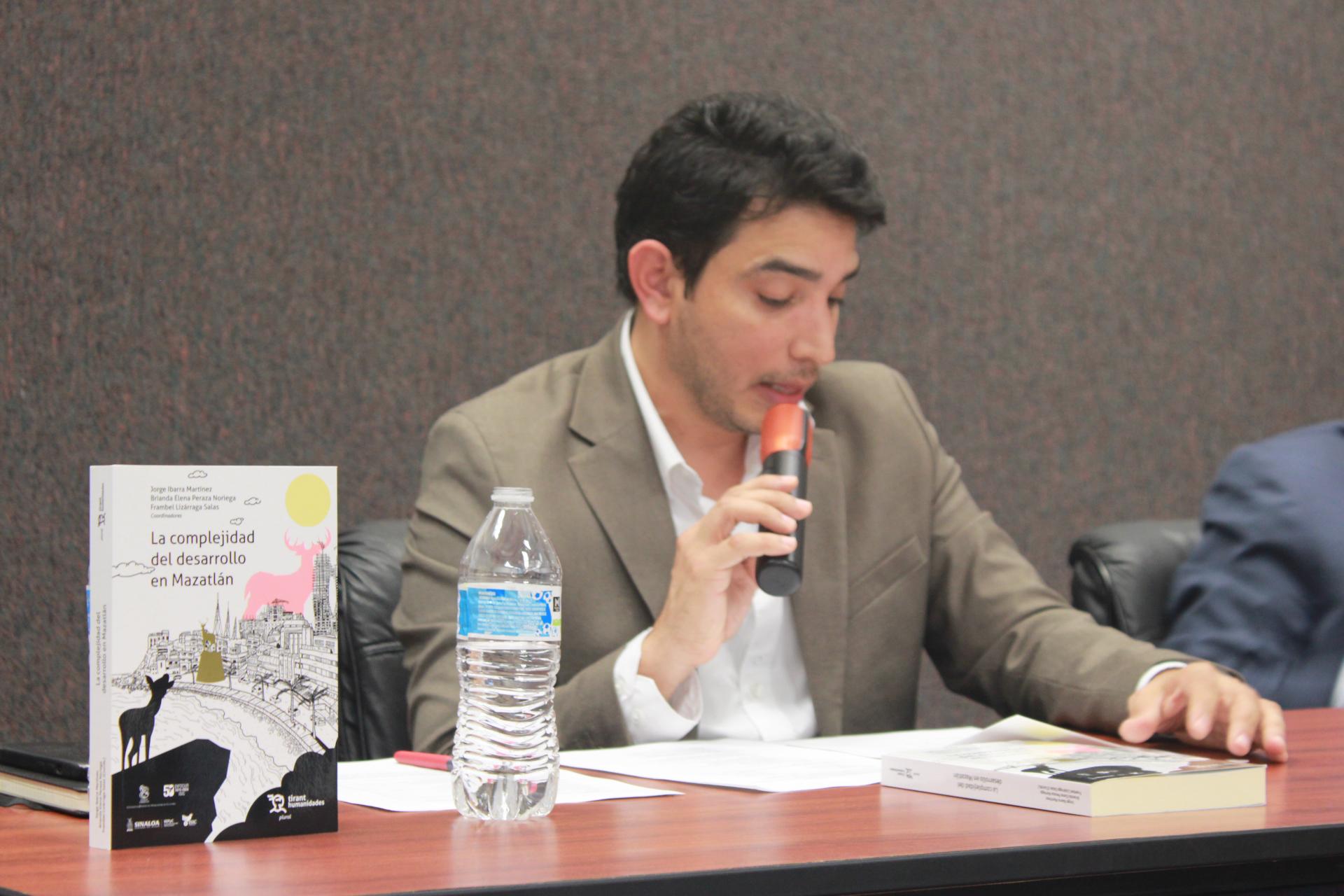 $!Jorge Ibarra Martínez, es coordinador del libro junto con Brianda Elena Peraza Noriega y Frambel Lizárraga Salas.