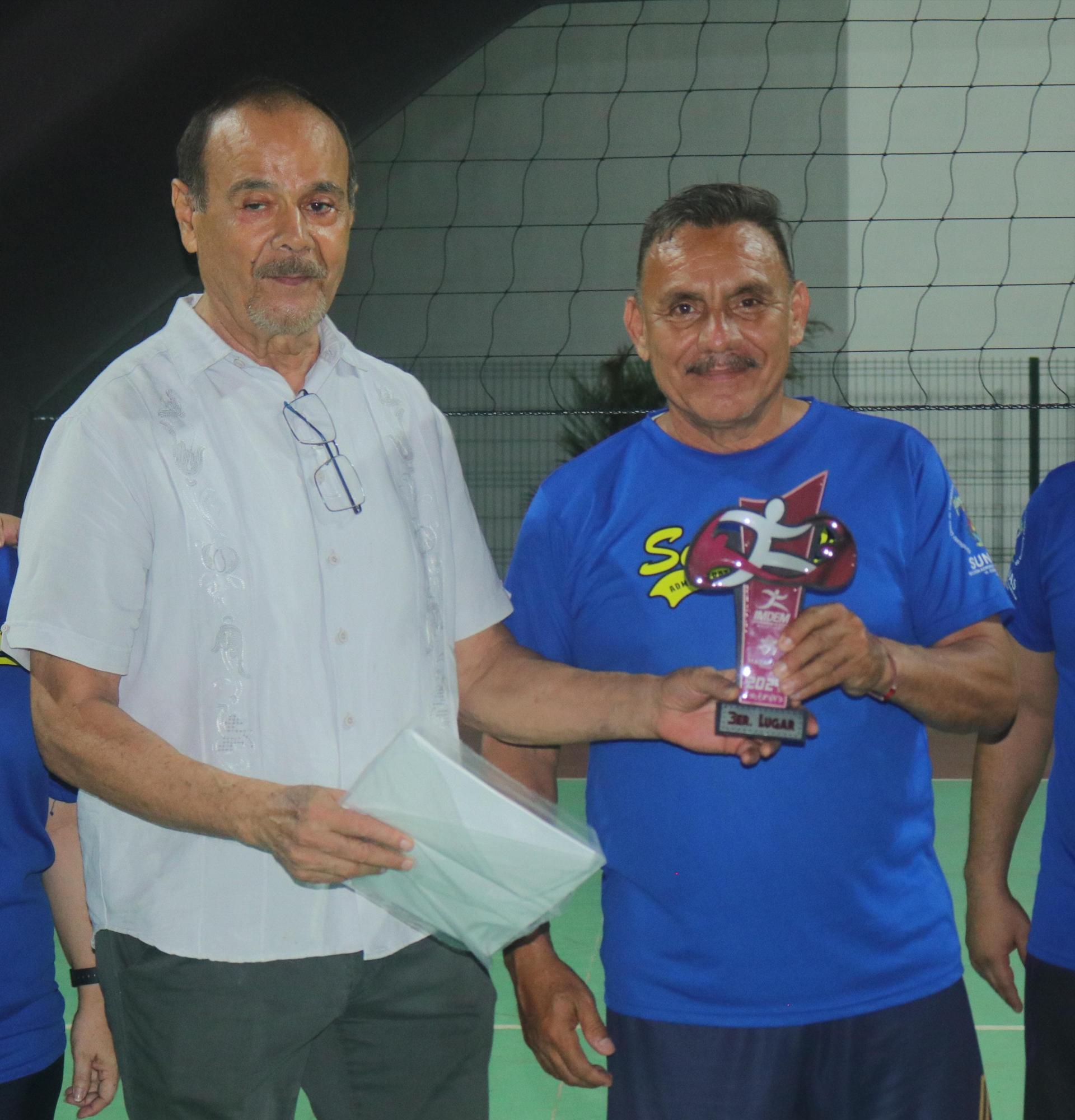 $!Se corona Palacio de Justicia pentacampeón de la Liga de Voleibol Mixto Burócrata