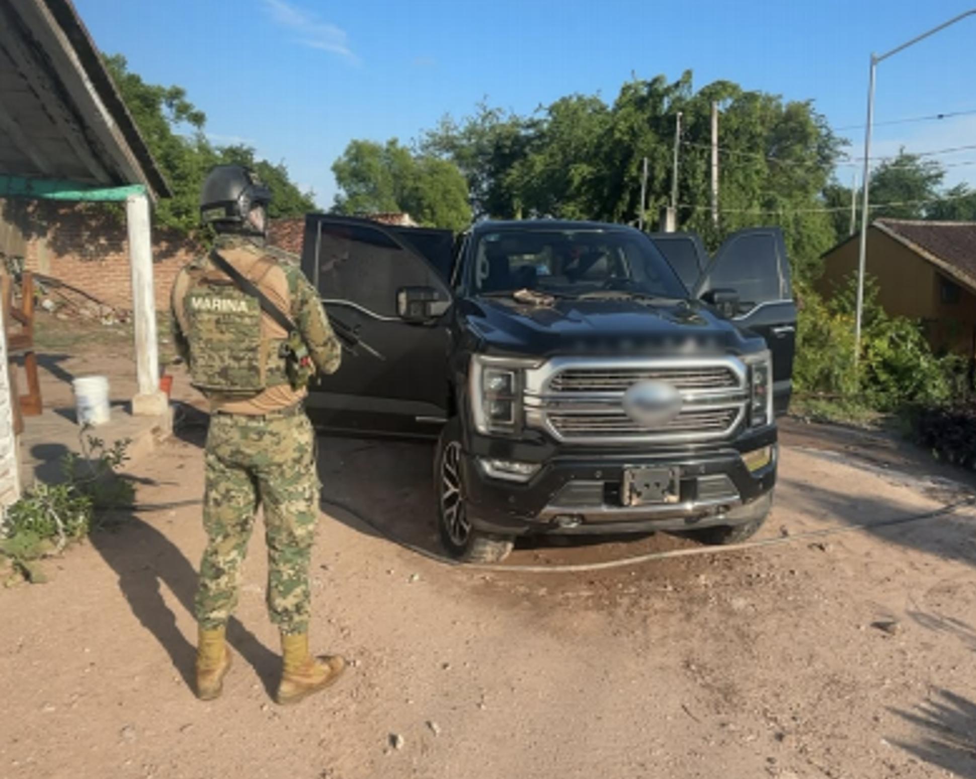 $!Marina detiene a un hombre y asegura arsenal con explosivos en San Ignacio