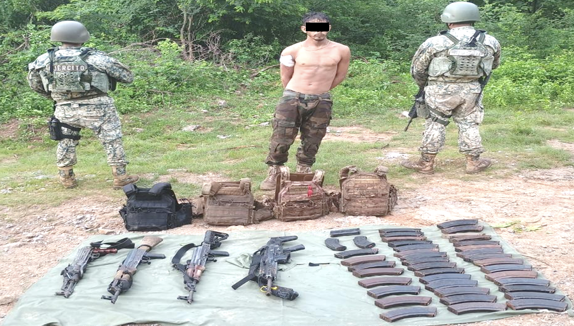 $!Detienen a tres hombres con siete armas largas y equipo táctico en Mazatlán