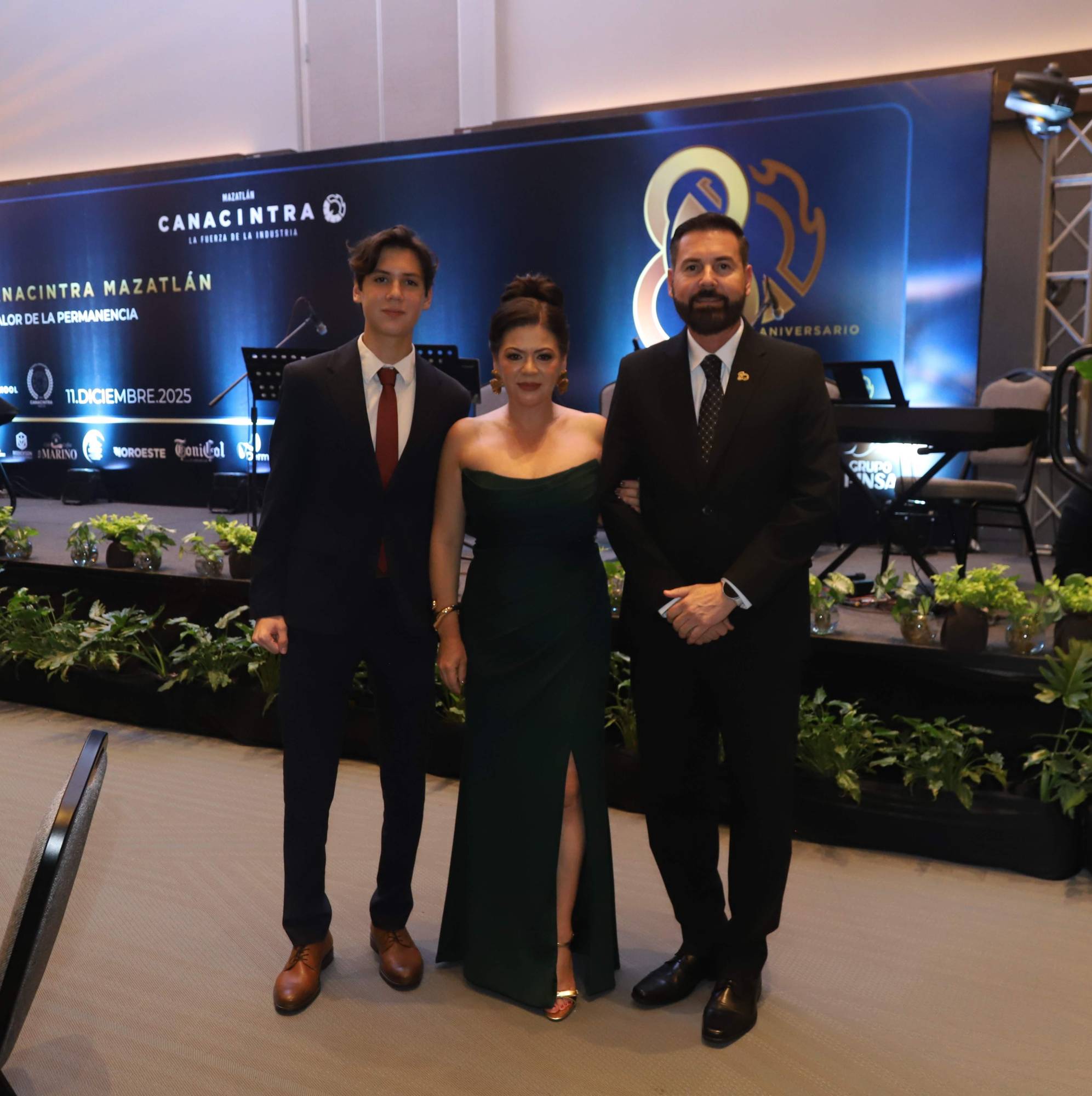 $!Íker entre sus padres Denisse Flores de Rojas y Sergio Rojas.