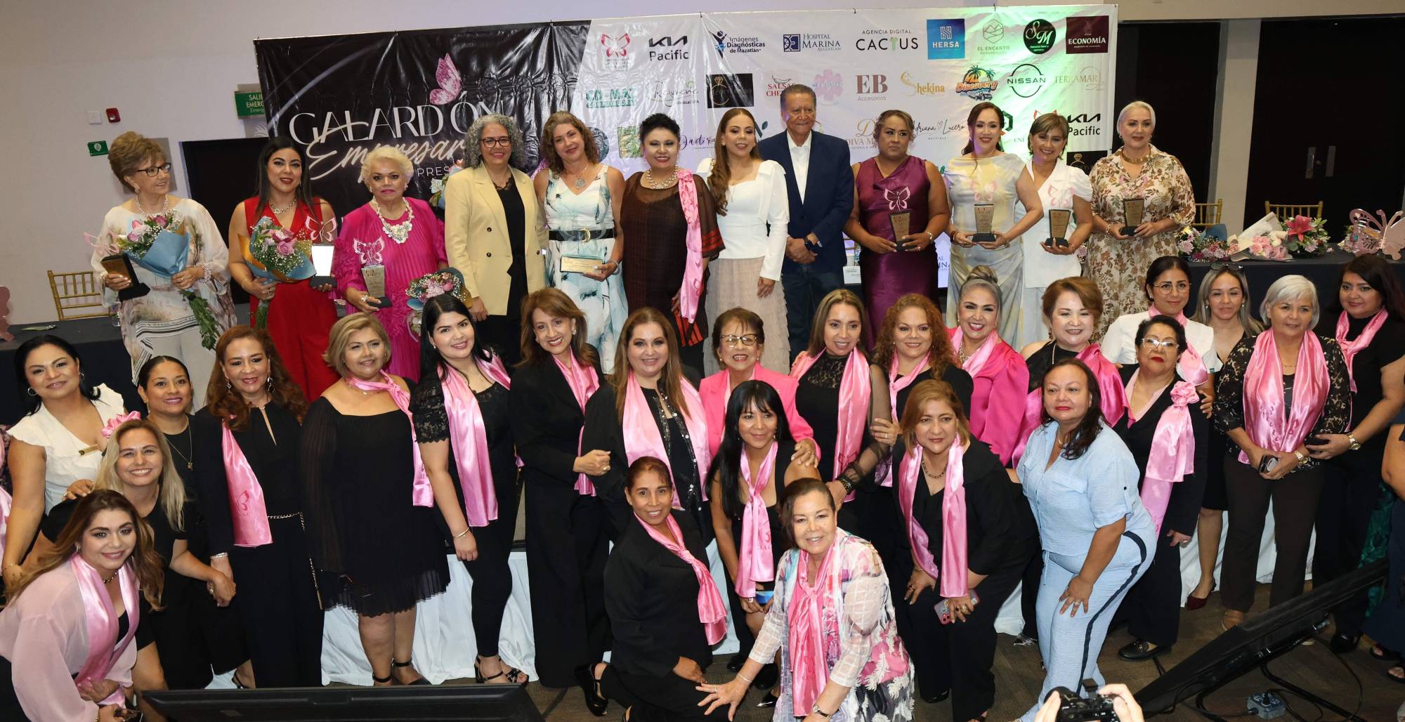 $!Las galardonadas se toman la fotografía del recuerdo junto a socias de Empresarias Ejecutivas de Sinaloa.