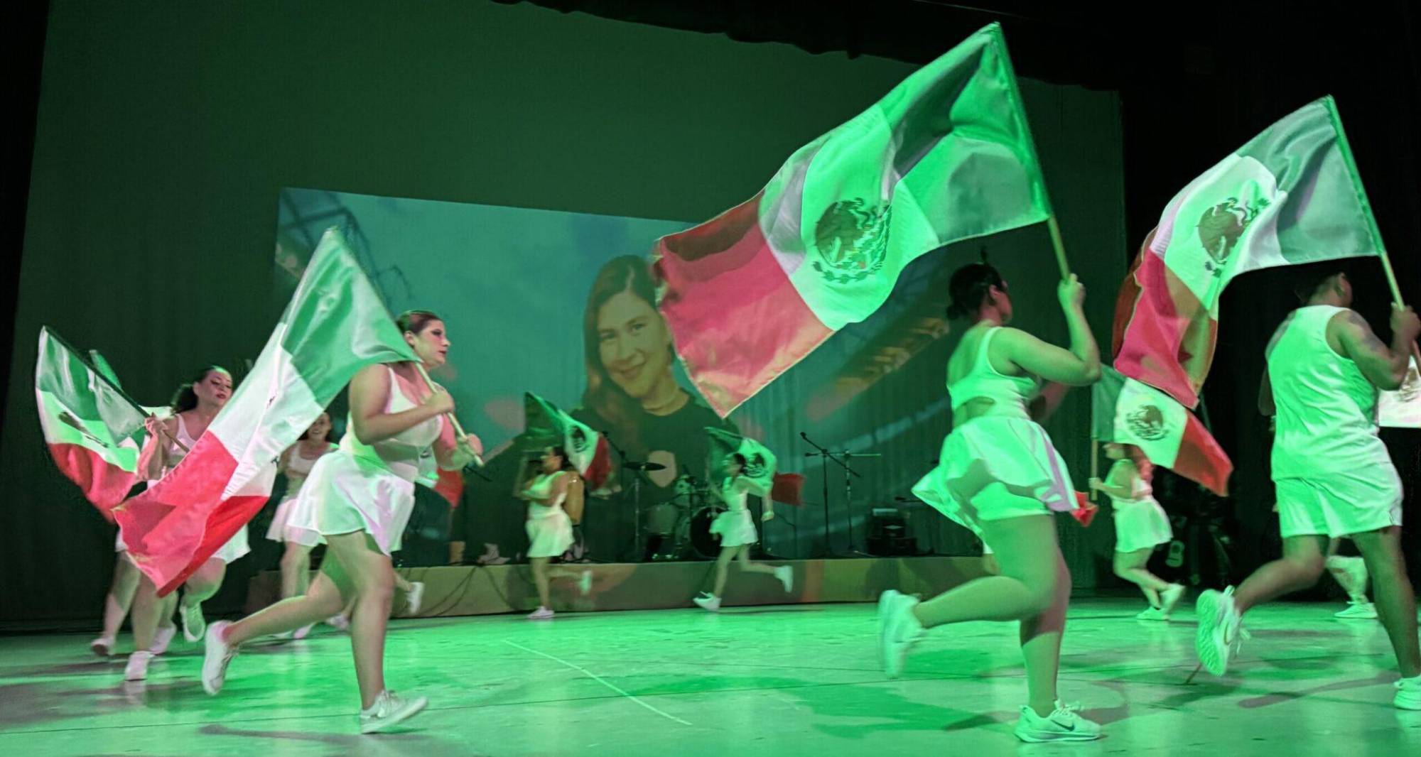 $!El evento abrió con una espectacular coreografía mundialista.