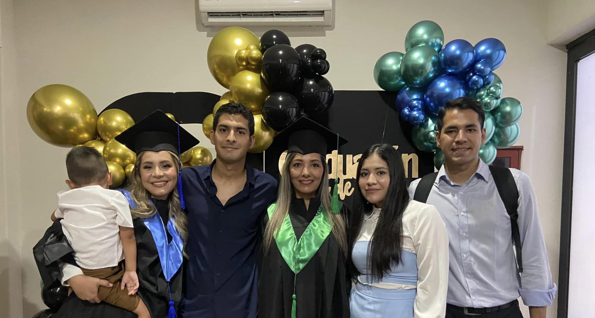 $!Antonia Somera Téllez y Cindy Karely Cárdenas Somera, acompañadas por su familia.