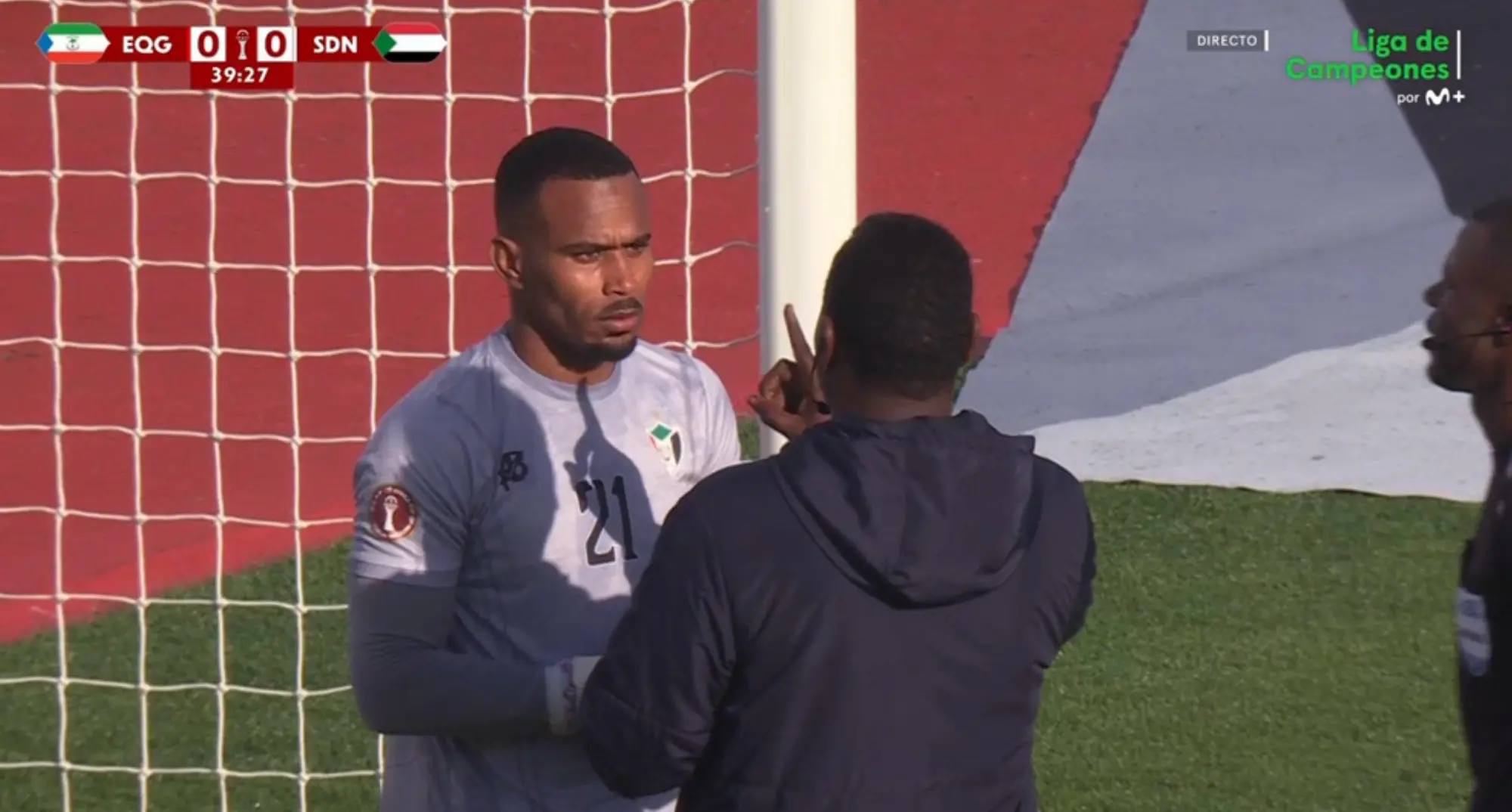 $!Preocupación en la Copa Africana: el portero de Sudán se desmaya en pleno partido