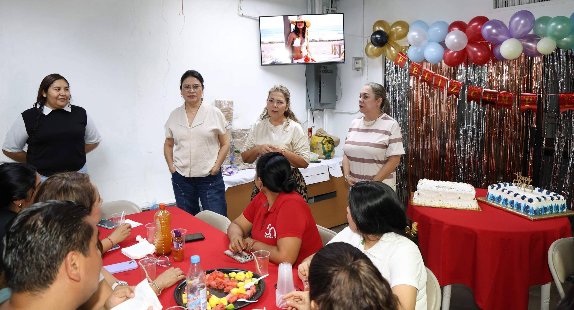 $!Elizabeth Peraza, directora ejecutiva de Noroeste, expresa unas palabra en honor a los cumpleañeros.