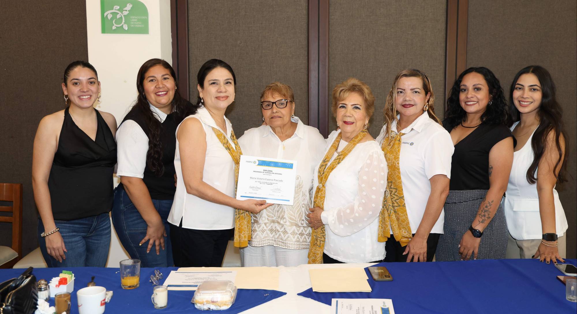 $!Victoria Esparza recibe su diploma.
