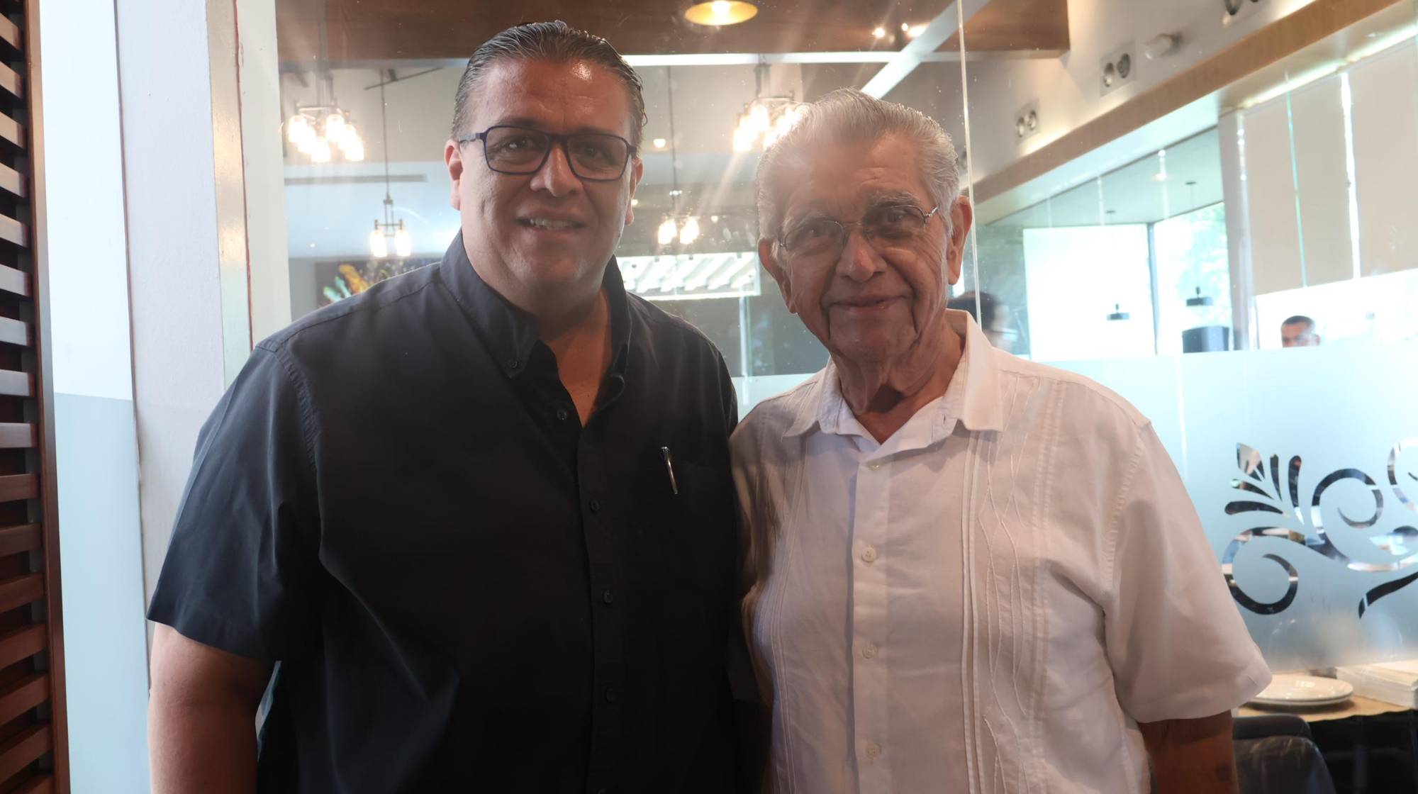 $!Alfonso Carlos Ontiveros Elquezábal, director de la Facultad de Derecho de la UAS, con Eduardo Niebla.