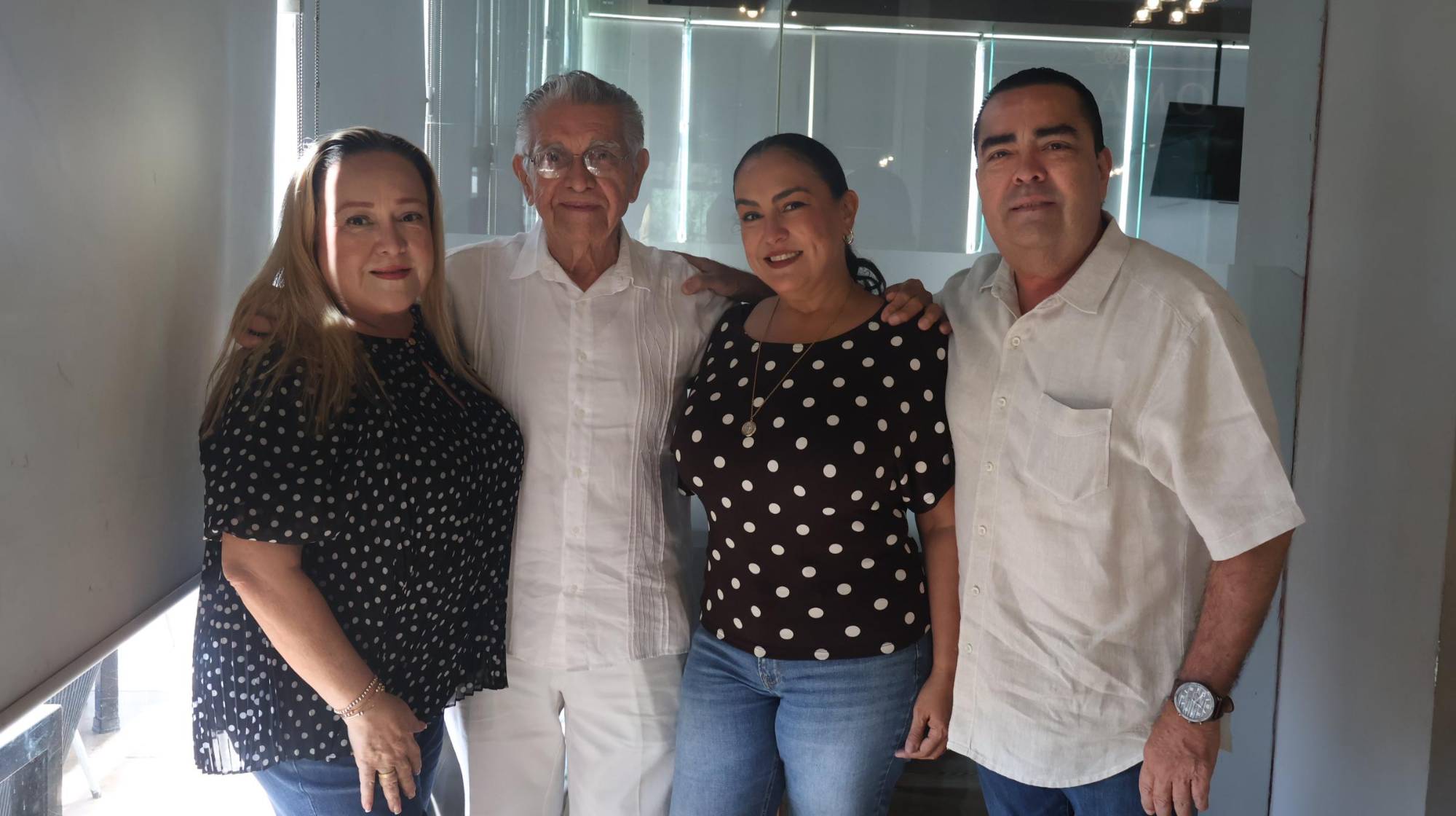 $!El notario Eduardo Niebla con sus hijos Claudia, María y Mario Alberto Niebla Parra.
