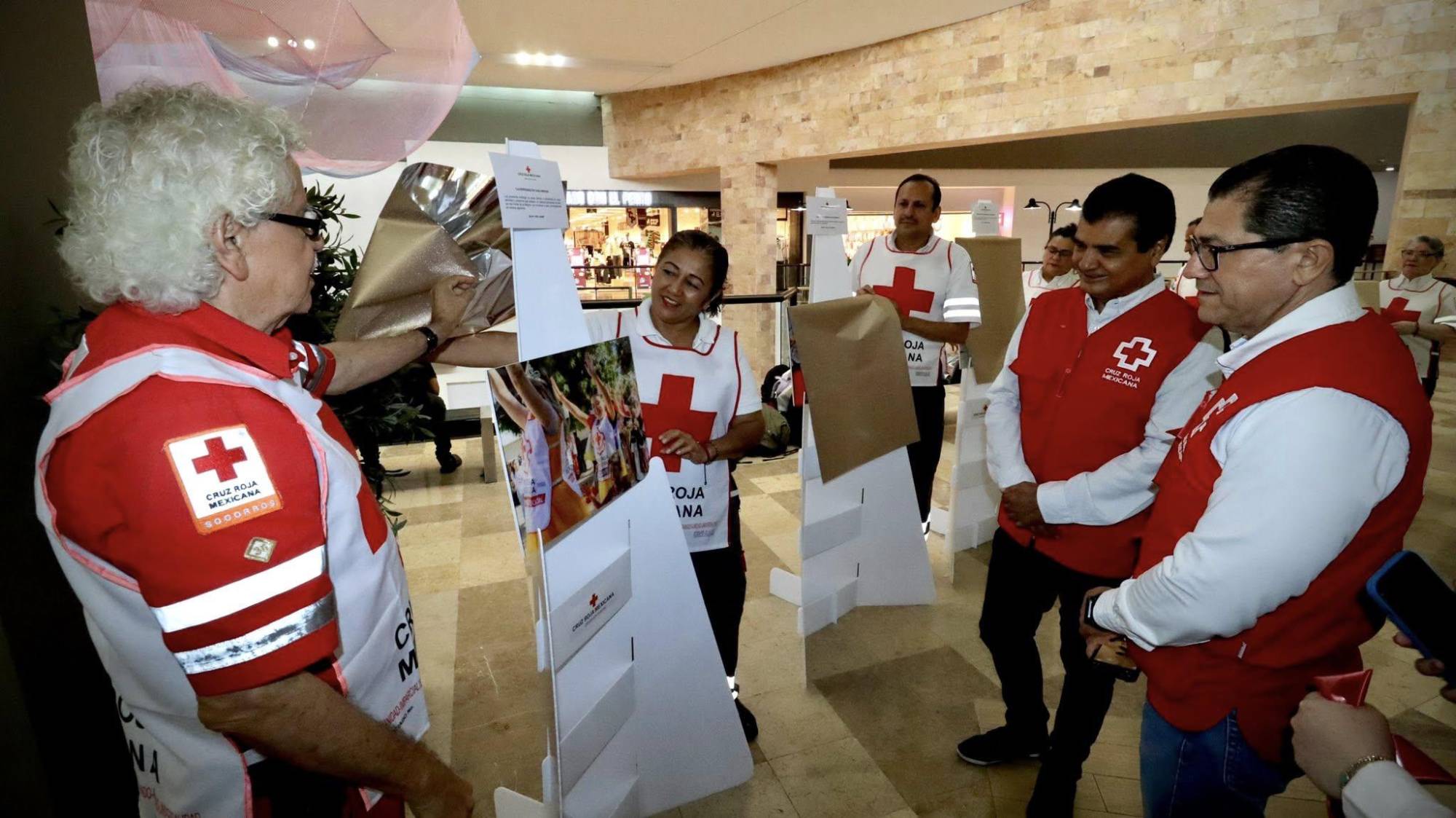 $!Las fotografías fueron inauguradas una por una.