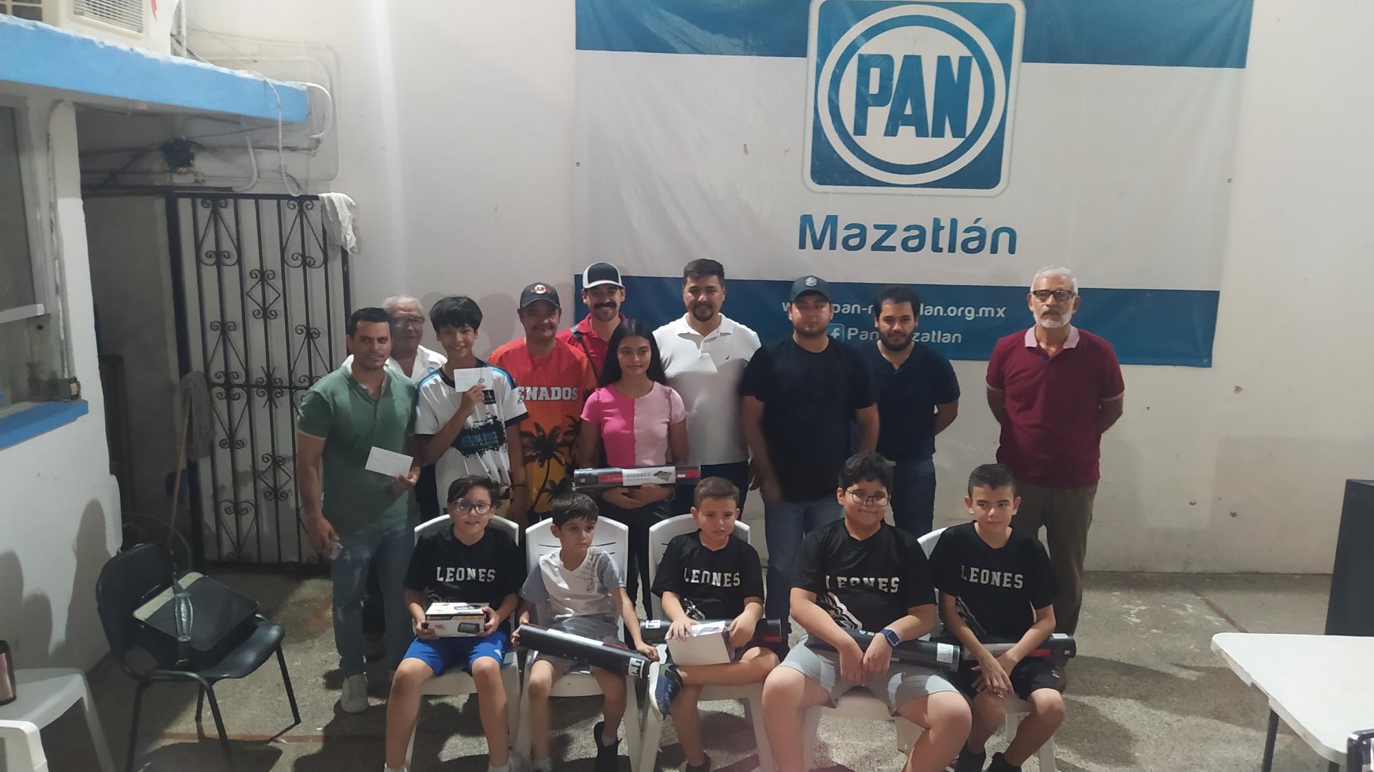 $!Los ganadores de las diferentes categorías se tomaron la fotografía del recuerdo.