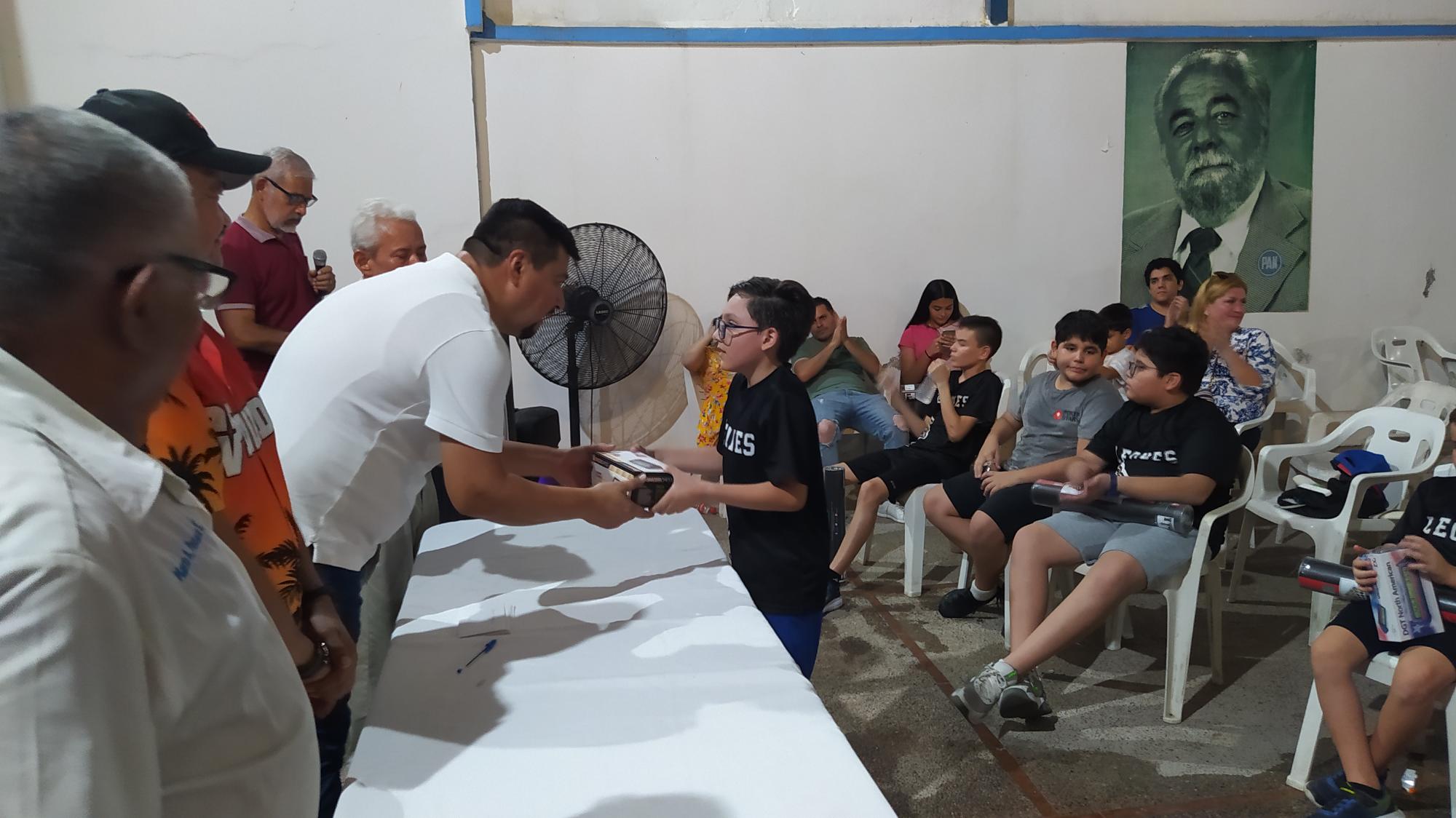 $!Evaristo Corrales hace entrega de un premio a David Mateo Velarde Tirado, primer lugar de categoría Secundaria.