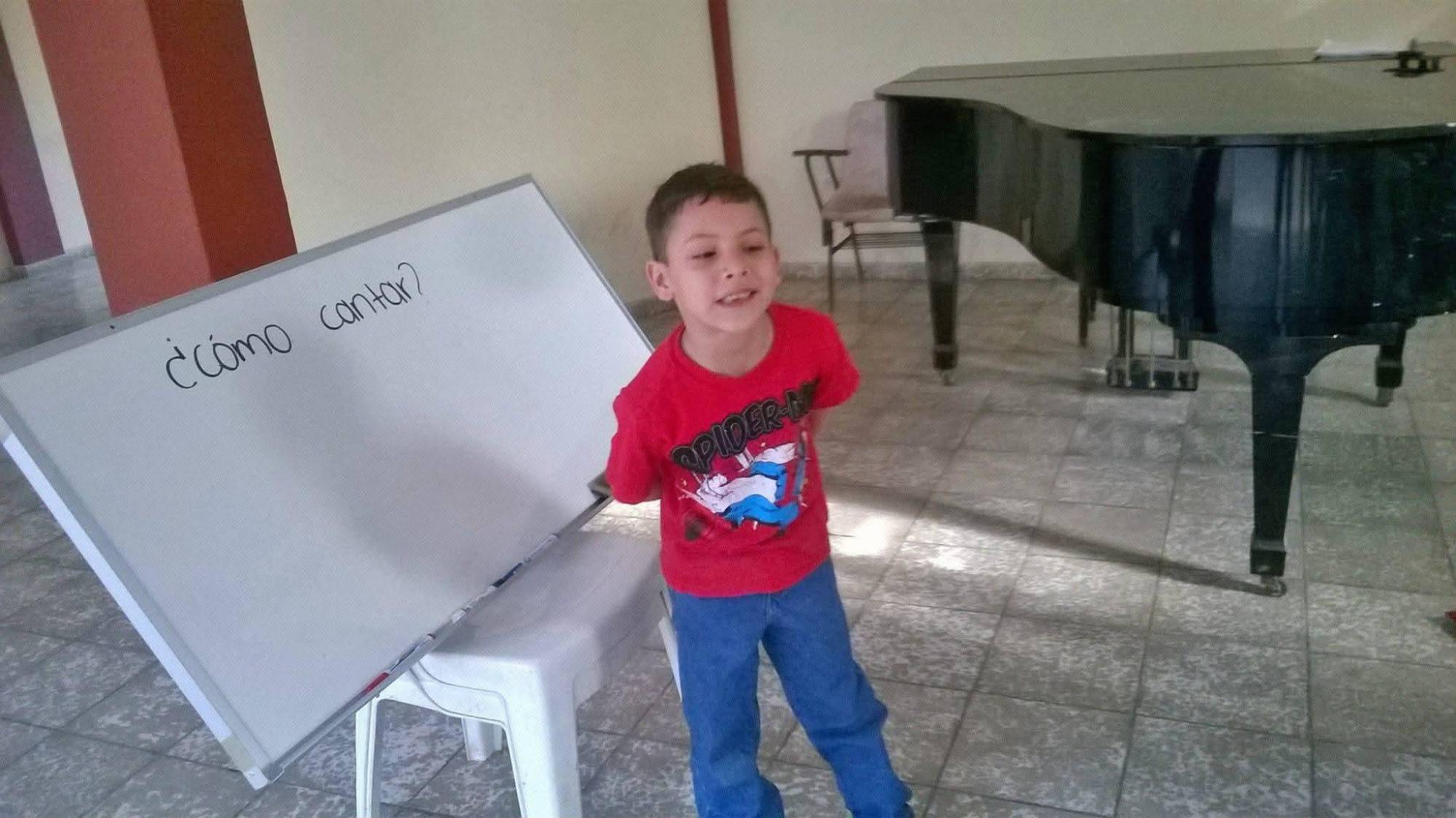 $!Jesús Carlos y su viaje de 12 años como alumno fundador de la Orquesta Sinfónica Infantil y Juvenil Raíces de Plata de El Rosario