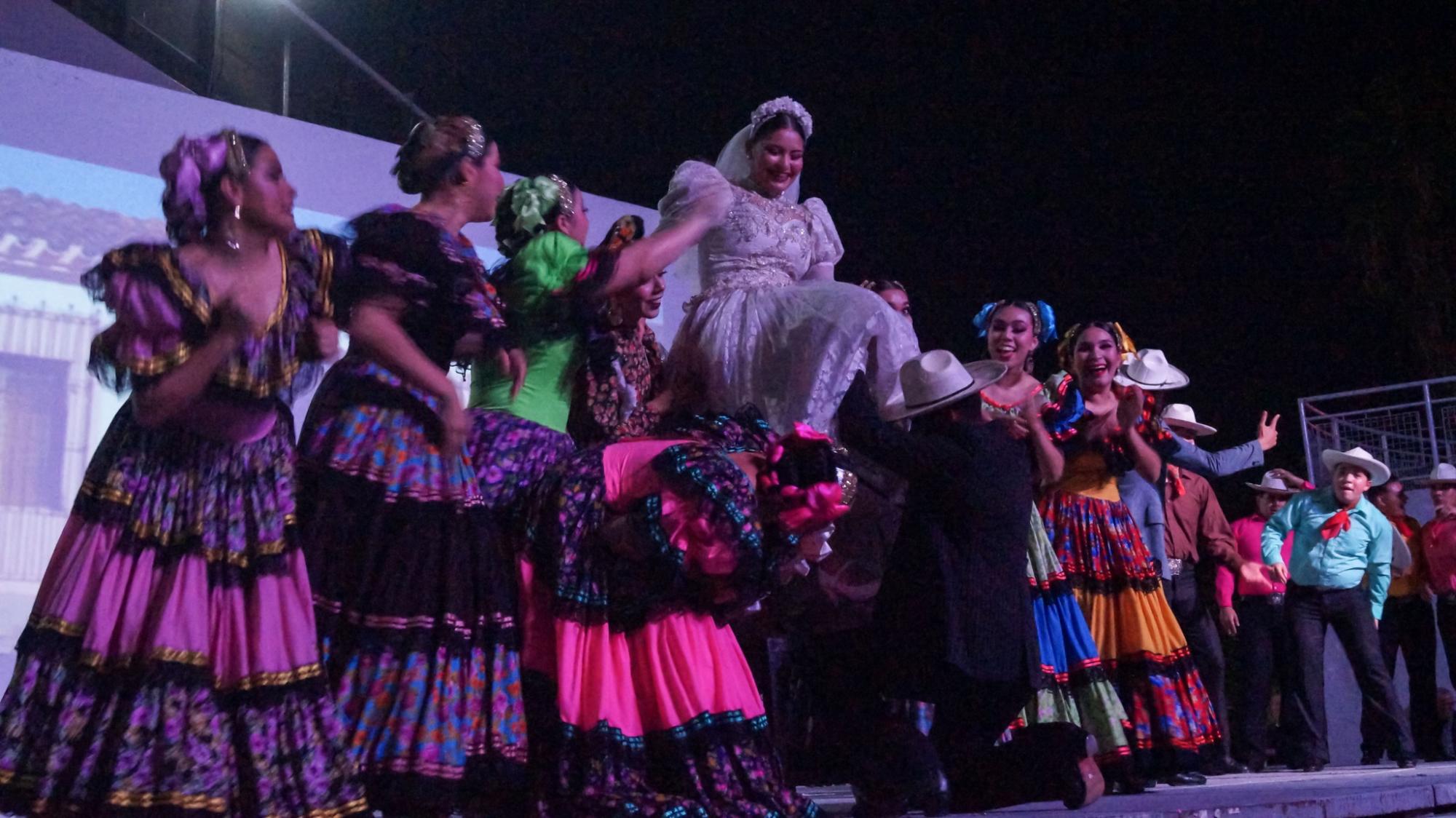 $!El espectáculo México, alegría y tradición incluyó danzas populares de Sinaloa, Jalisco y Veracruz.