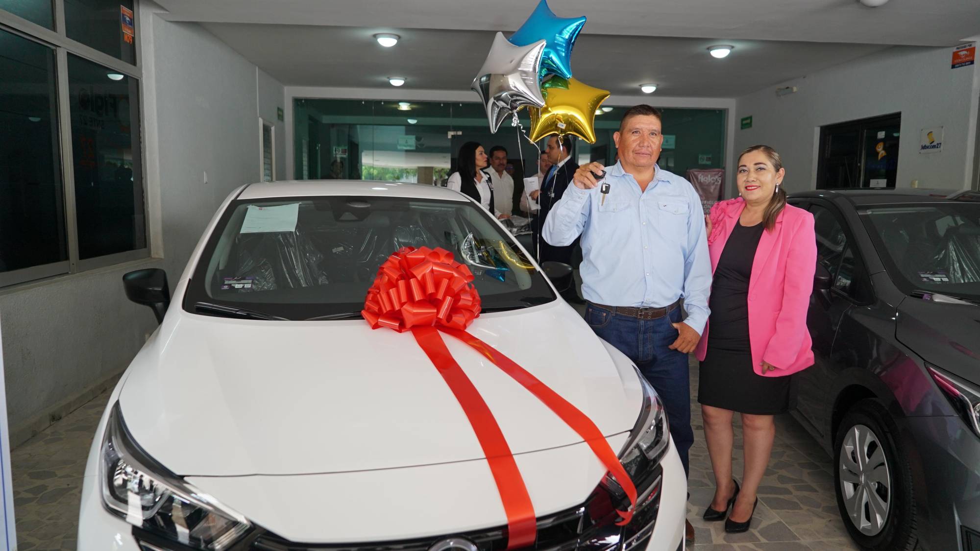 $!Socia recibiendo su automóvil.