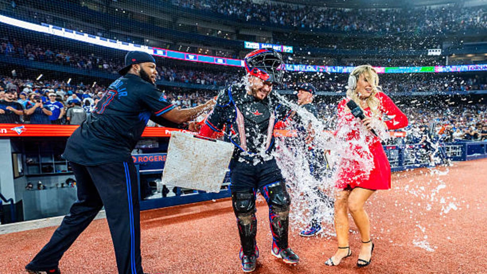 $!El primer robo de Kirk desata la locura... y la ‘amenaza’ a Rickey Henderson