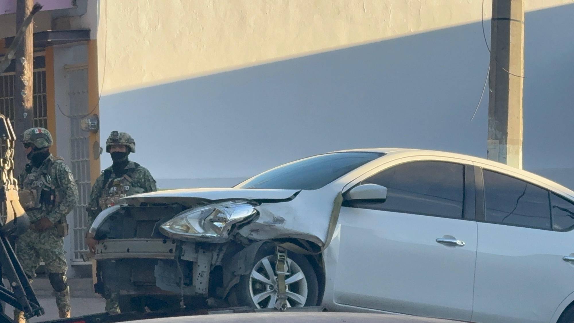 $!Ataque armado deja dos vehículos dañados y una unidad robada en Laureles Pinos, en Culiacán