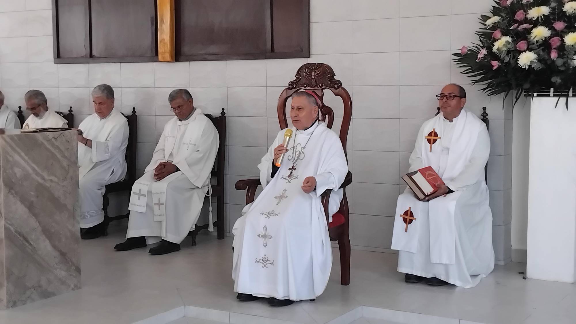 $!El Obispo Mario Espinosa Contreras encabezó la misa de consagración de la nueva capilla en la Ciudad de los Niños.