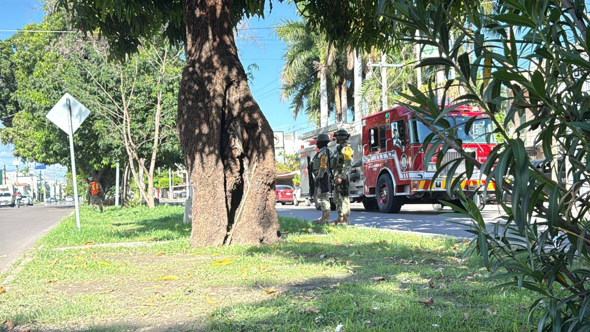 $!Incendio en vivienda moviliza a bomberos y militares en Las Quintas, en Culiacán