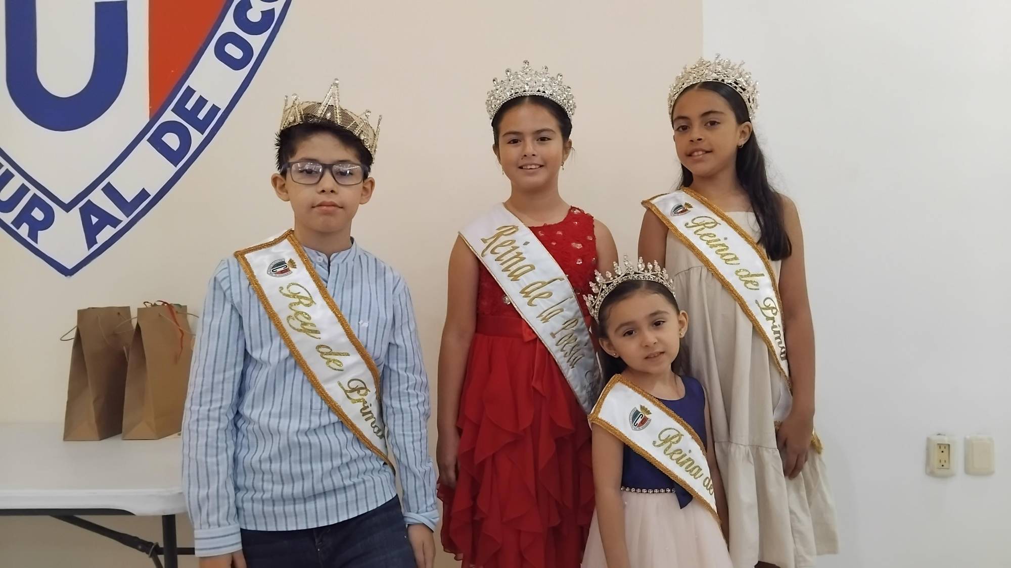 $!Franco Togo junto a Noelia Vega, Reina de la Poesía del Carnaval de Mazatlán 2026, y Ana Rebeca López y Sigrid María Bojórquez.