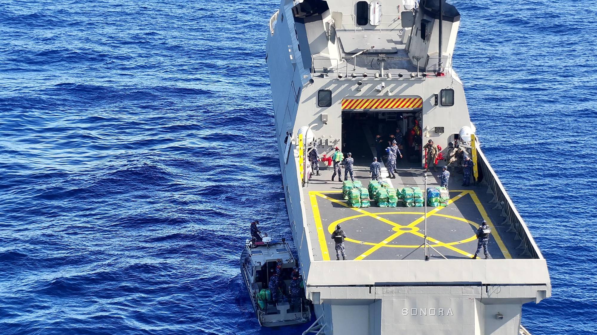 $!Armada de México y Guardia Costera de EU aseguran en altamar 188 bultos de cocaína