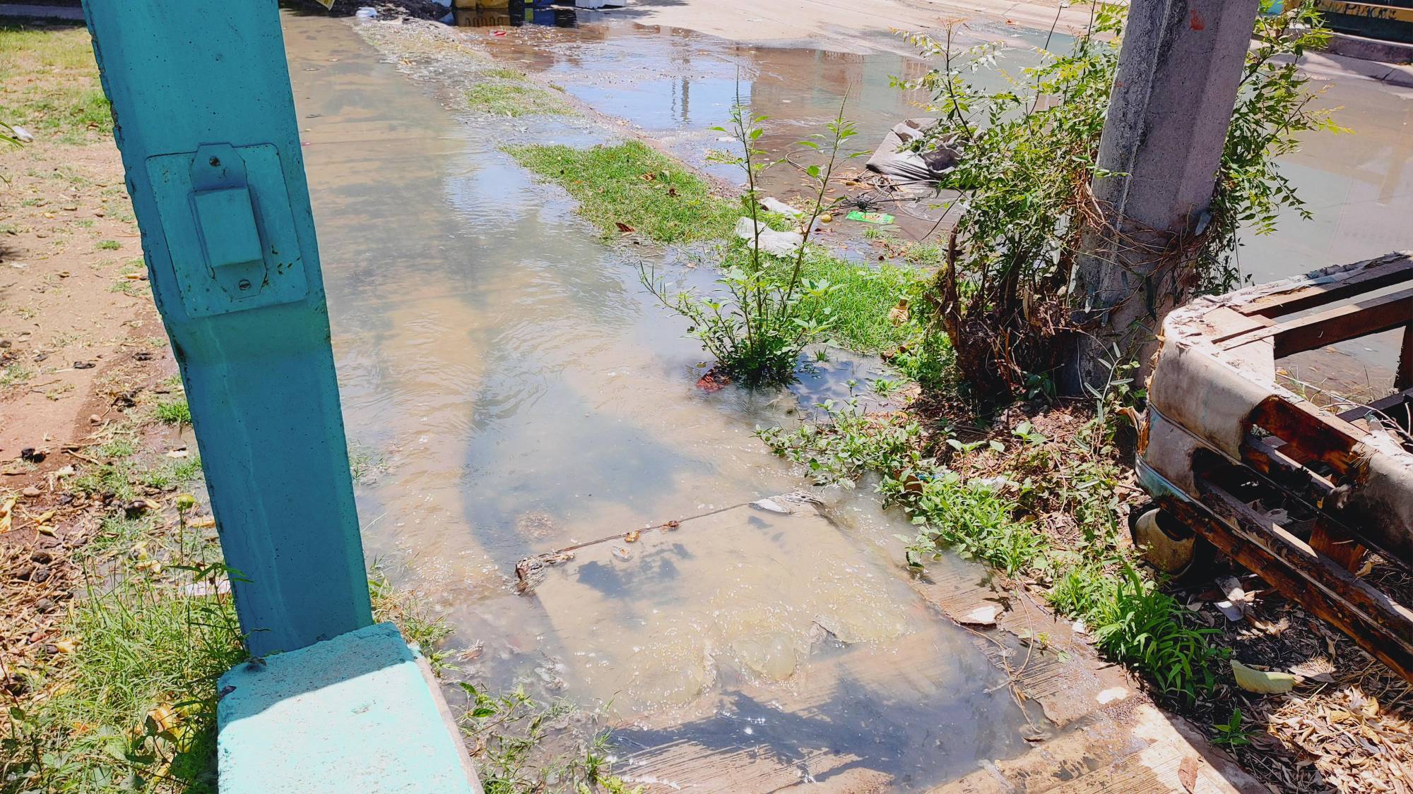 $!Se inundan de aguas negras en calles de Santa Teresa, otra vez, en Mazatlán