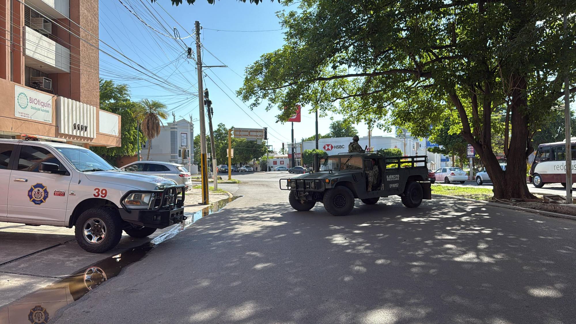 $!Incendio en vivienda moviliza a bomberos y militares en Las Quintas, en Culiacán