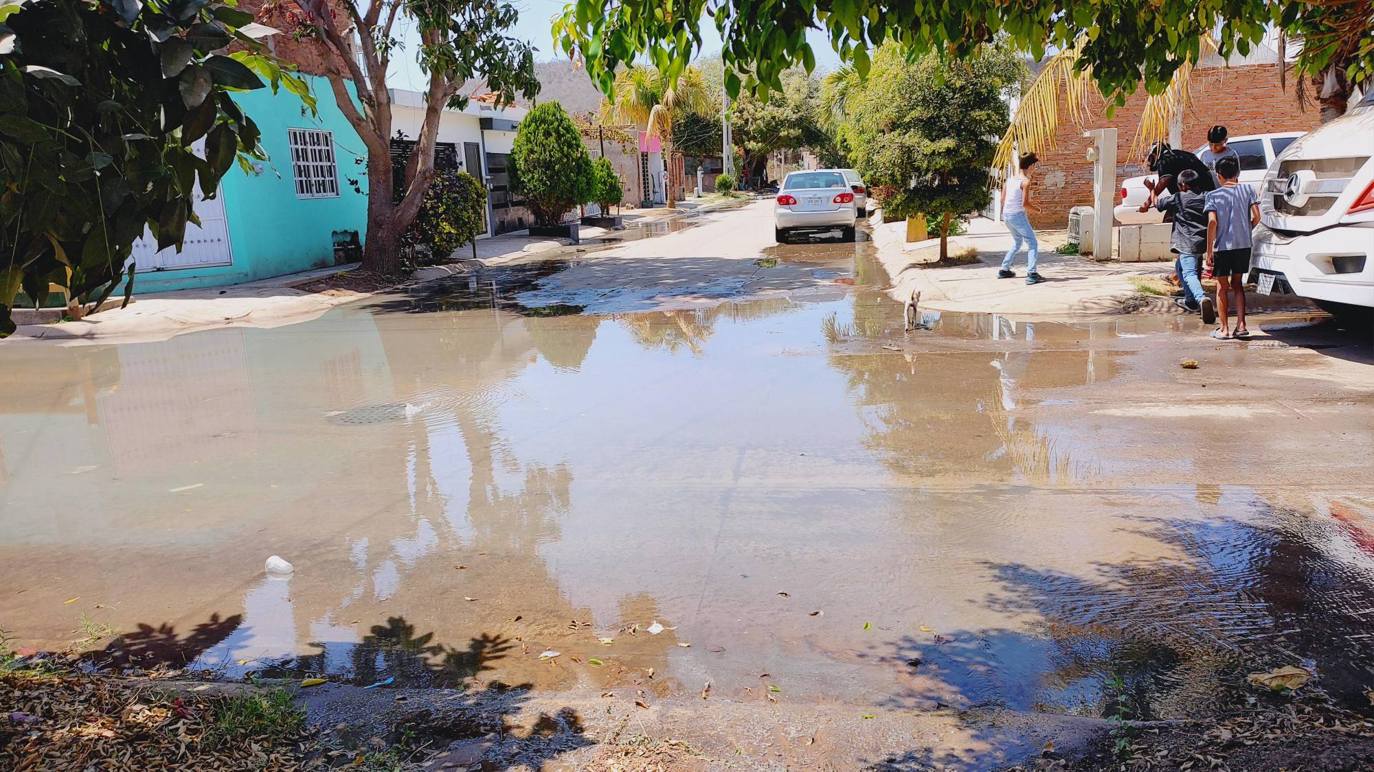 $!Se inundan de aguas negras en calles de Santa Teresa, otra vez, en Mazatlán