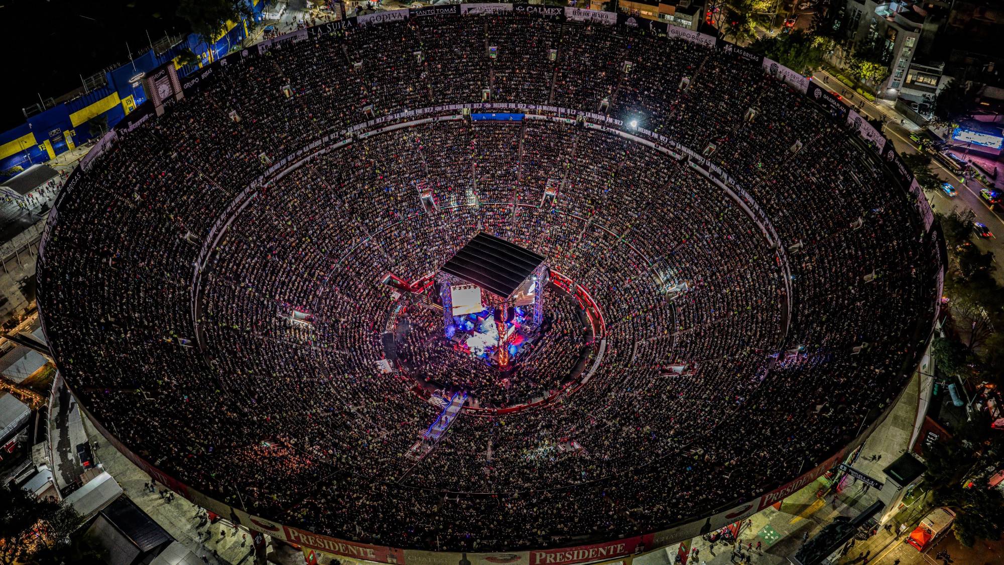 $!El cantante reunió a más de 80 mil personas.