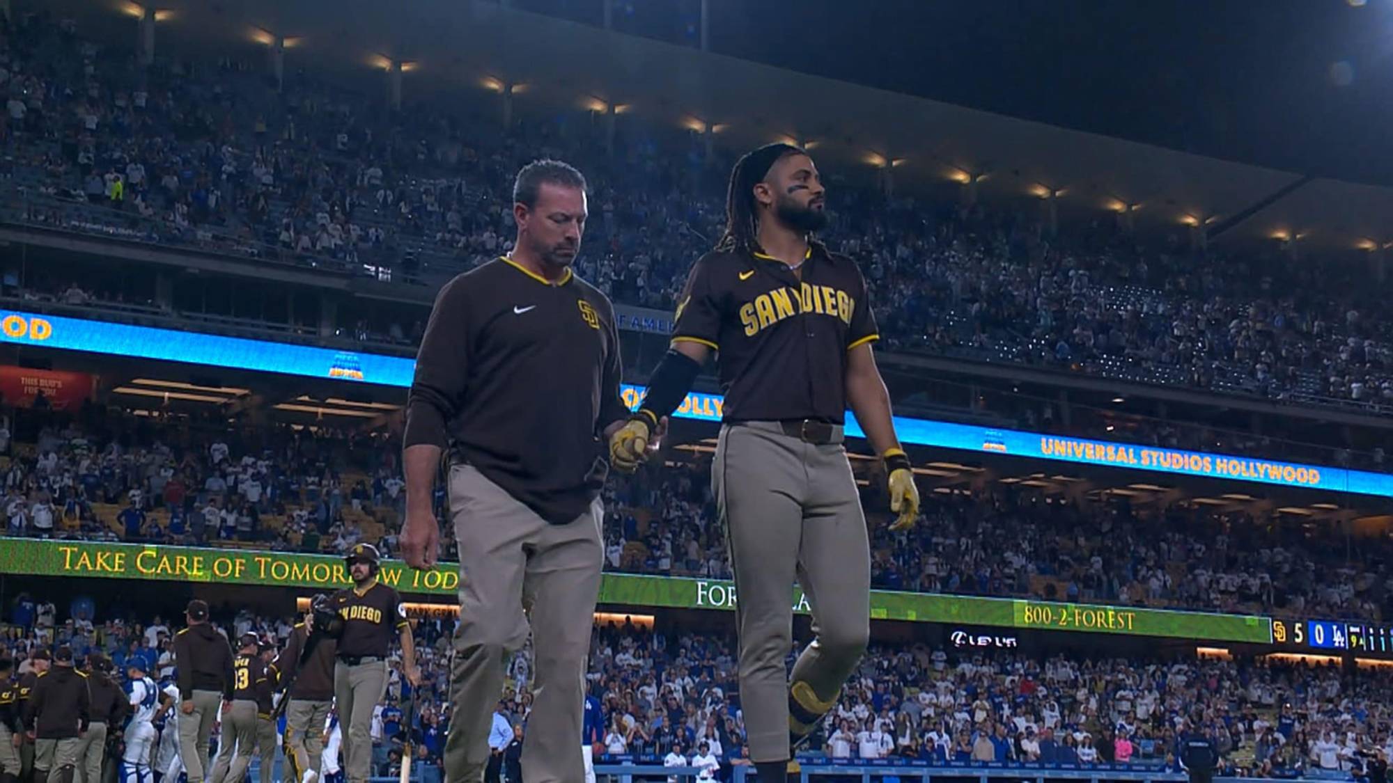 $!Se vacían las bancas de Padres-Dodgers tras pelotazo a Tatis Jr.