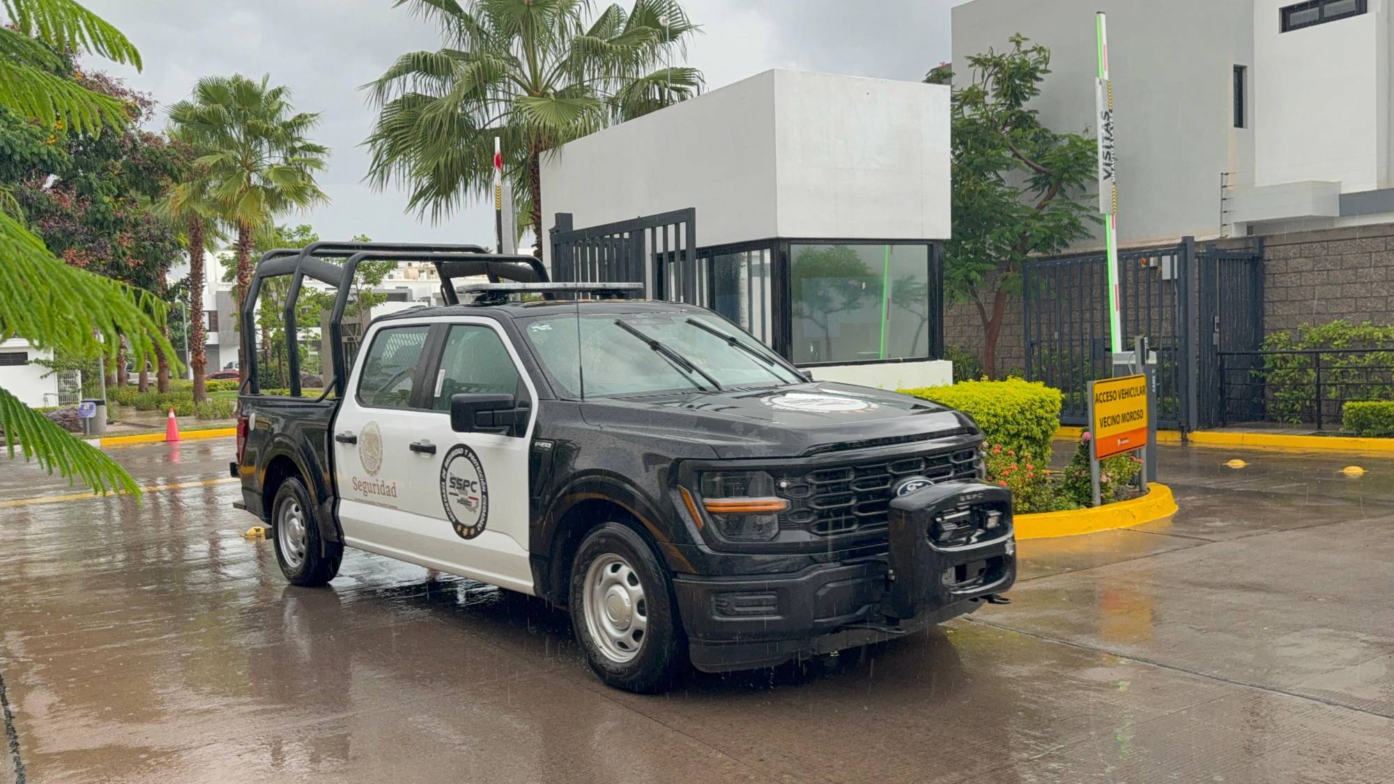 $!Reportan detención de un civil y vehículos asegurados en el fraccionamiento Altana, en Culiacán