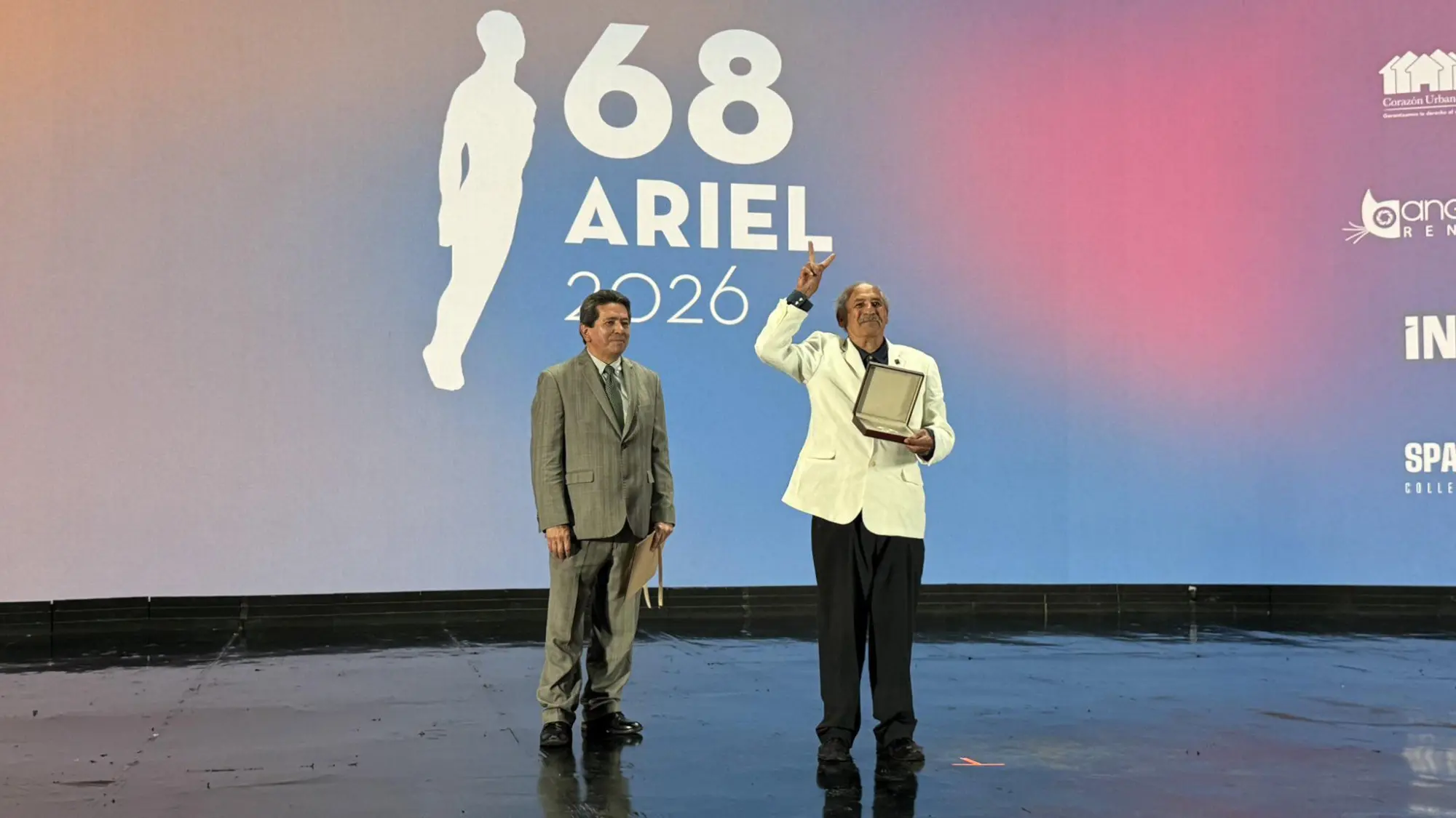 $!Maestro Óscar Menéndez recibió la Medalla Salvador Toscano al Mérito Cinematográfico.