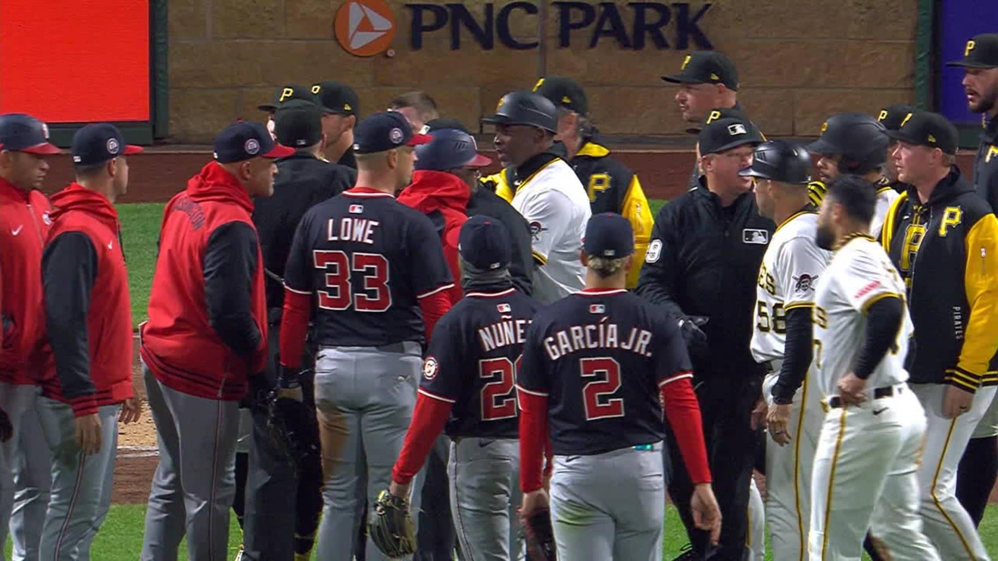 $!López y Martínez suspendidos a raíz del incidente entre Nacionales y Piratas