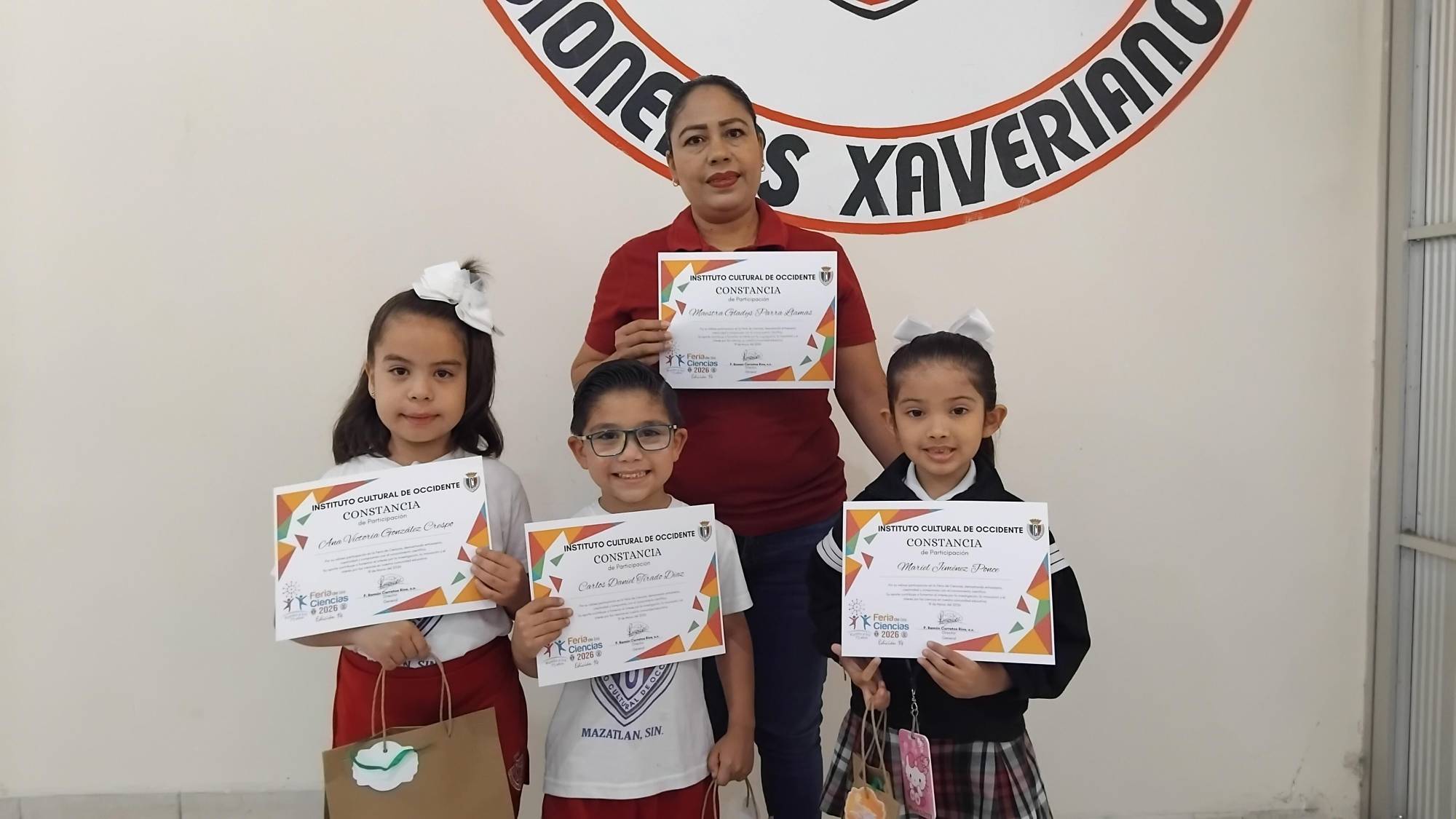 $!Gladys Parra entre sus alumnos Ana Victoria González, Carlos Daniel Tirado y Mariel Jiménez.